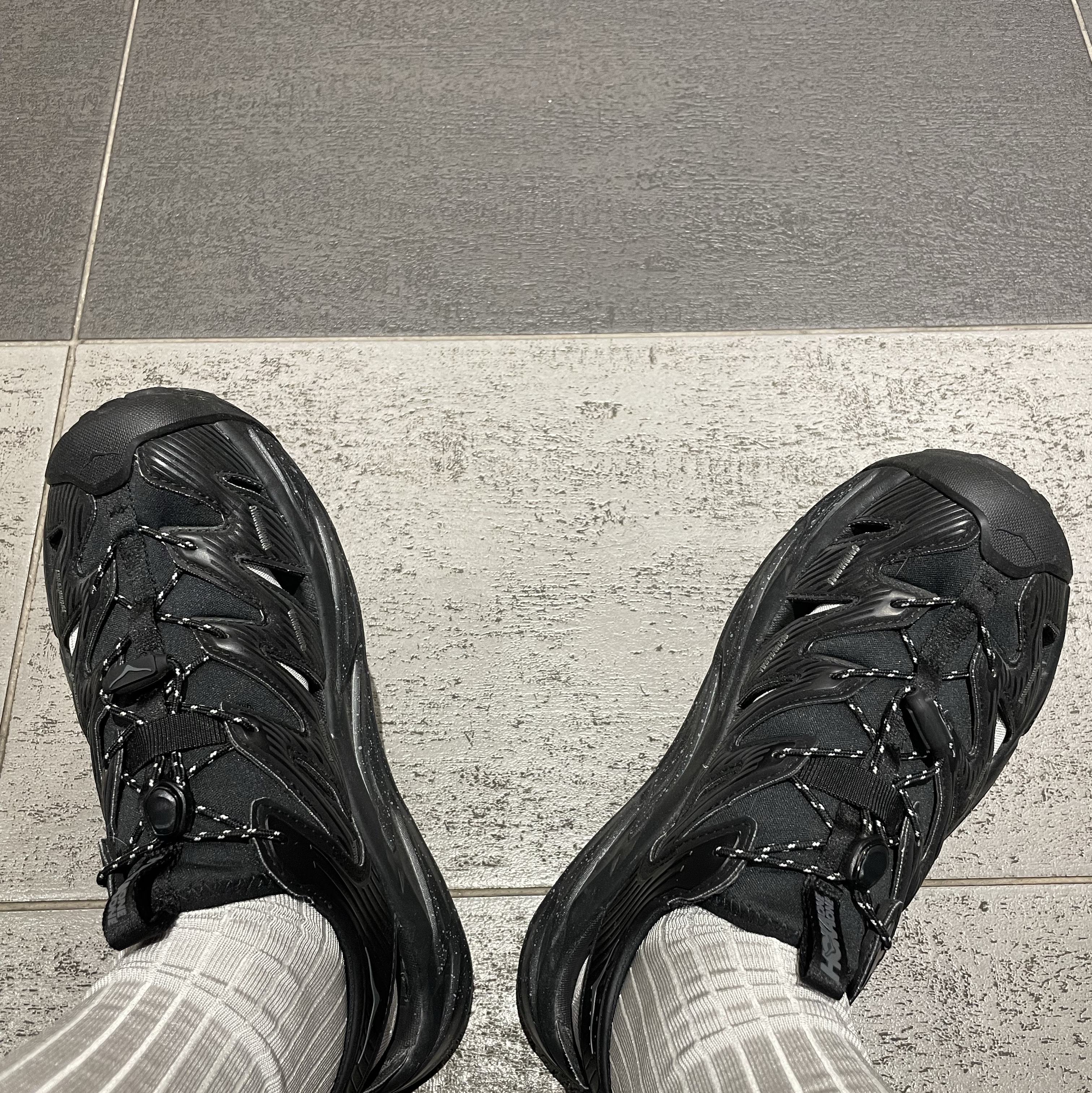 Hoka Hopara Black Castle Rock 착용 스타일 - 1