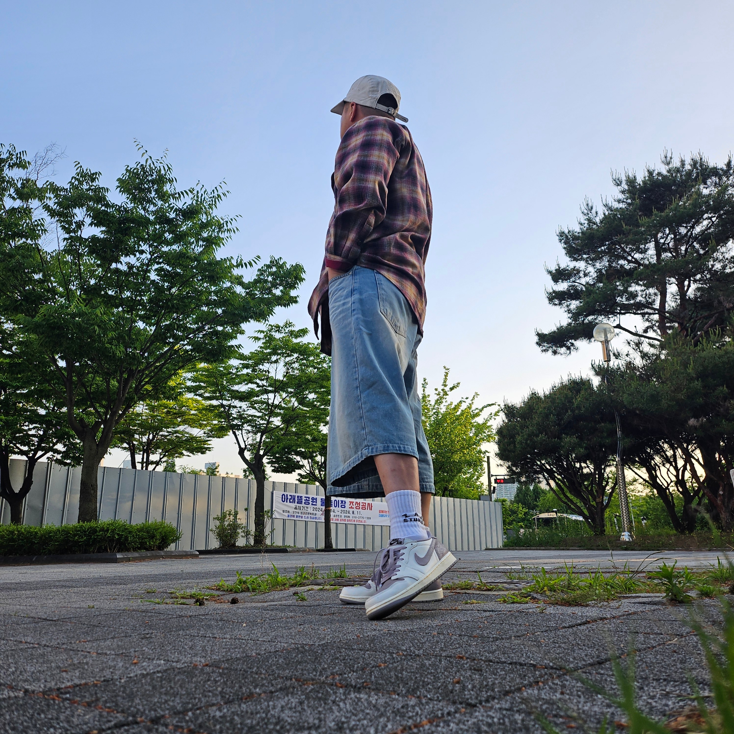 Supreme x MM6 Maison Margiela Painted Camp Cap White - 24SS, Jordan 1 Retro Low OG Atmosphere Grey 착용 스타일 - 3