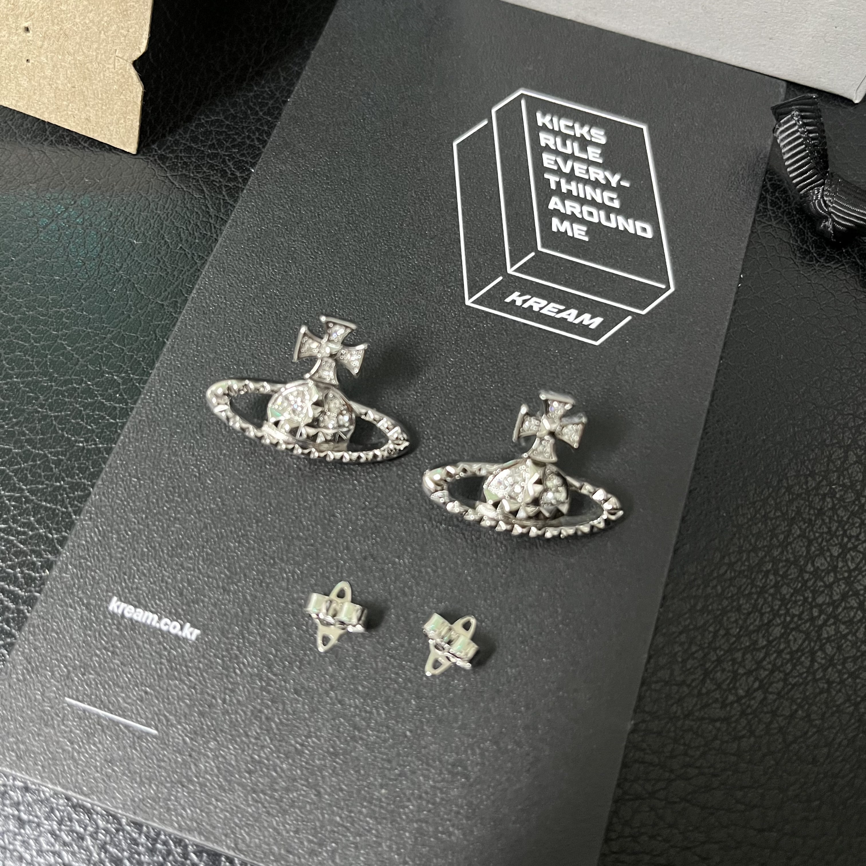 (W) Vivienne Westwood Mayfair Bas Relief Earrings Silver 착용 스타일 - 1