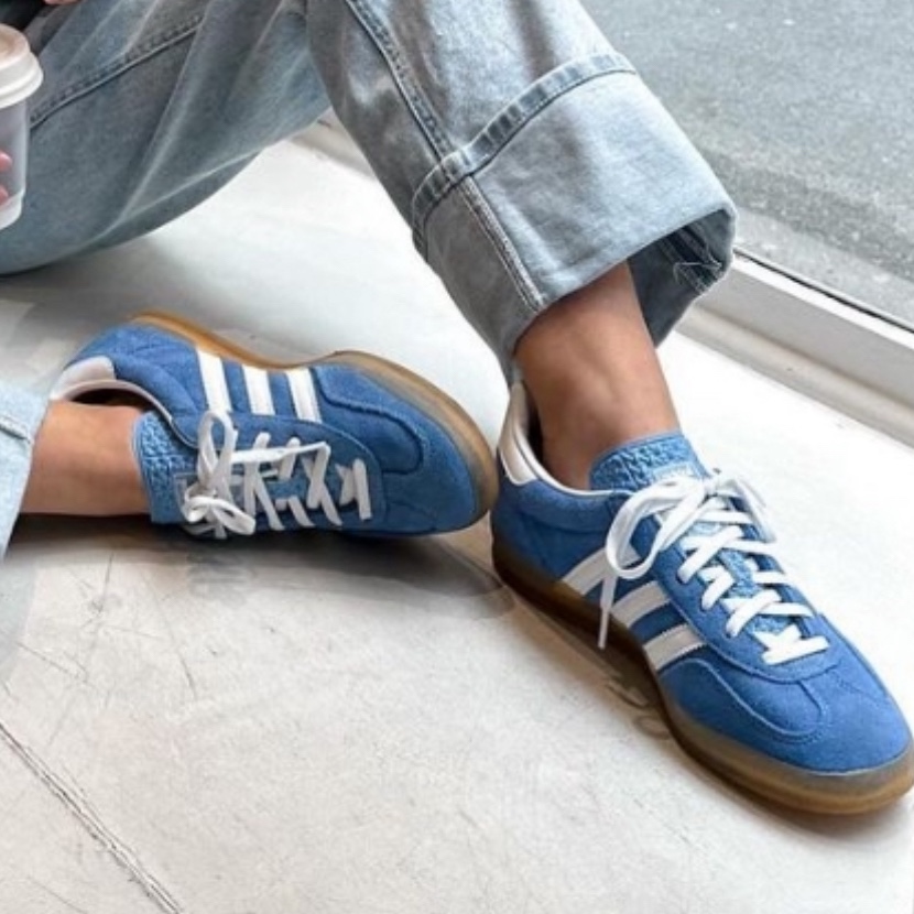 Adidas Gazelle Gold Metallic Chalk White Gum 착용 스타일