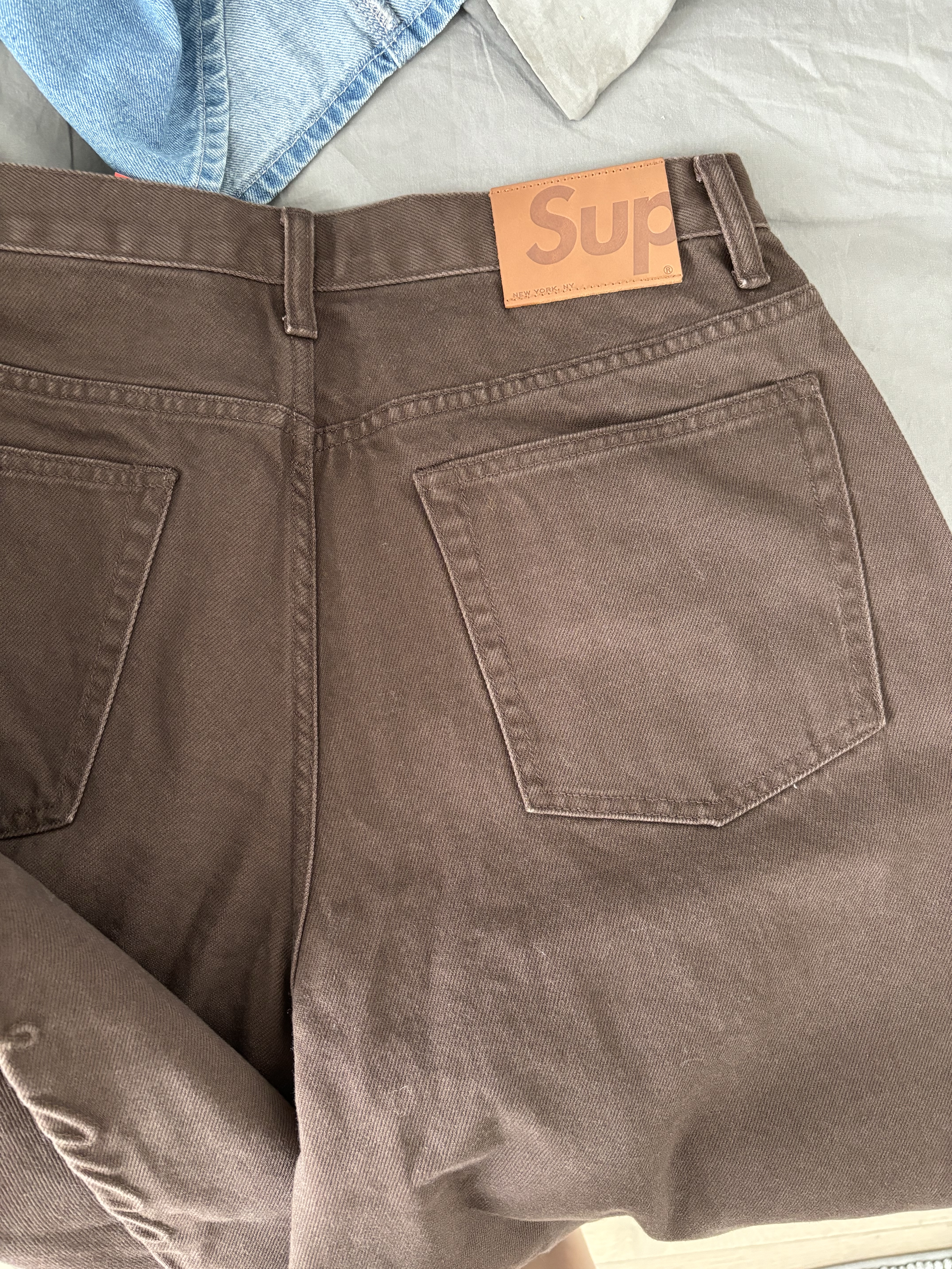 Supreme Script Baggy Denim Short Brown - 24SS 착용 스타일 - 1