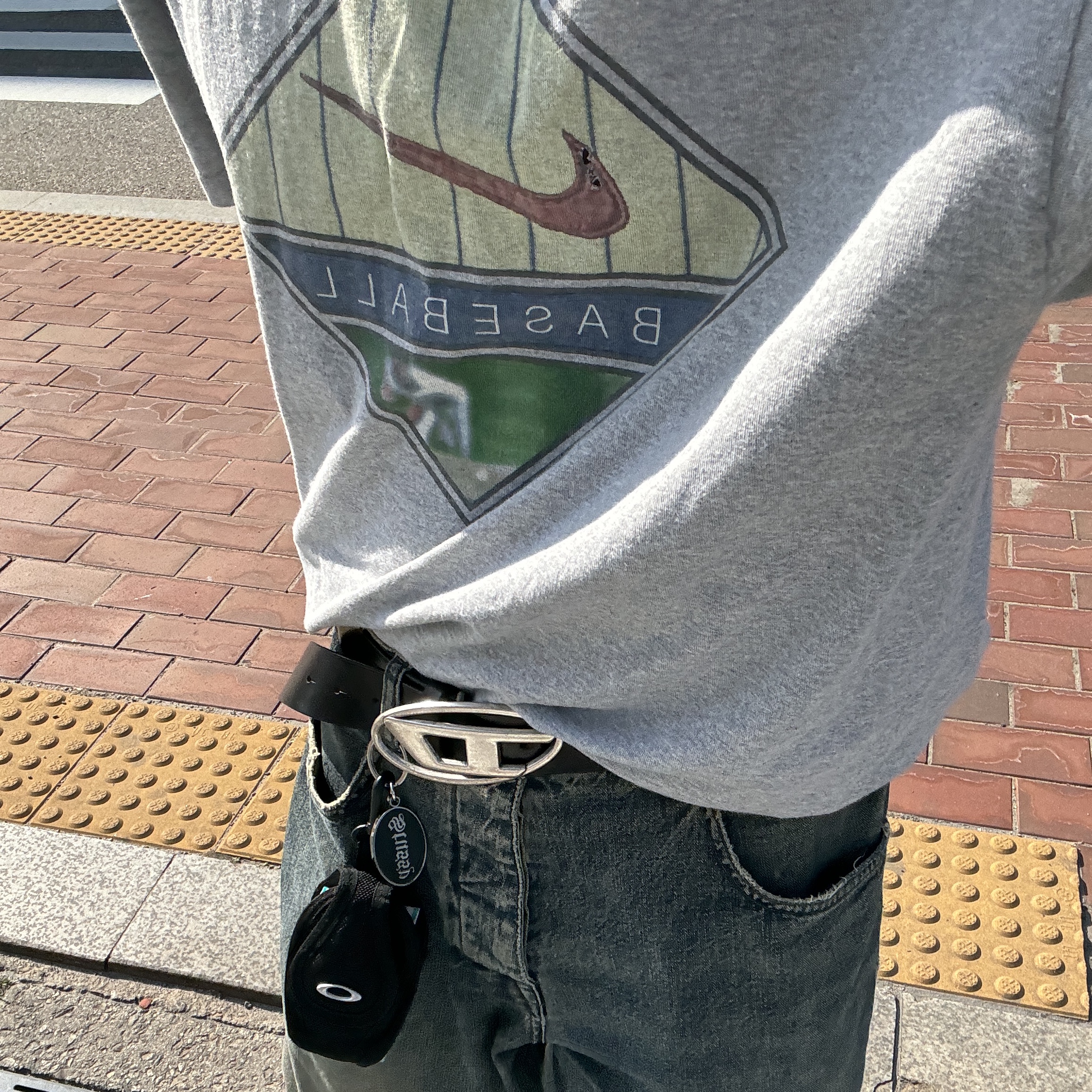 Stussy O.E. Badge Keychain 착용 스타일