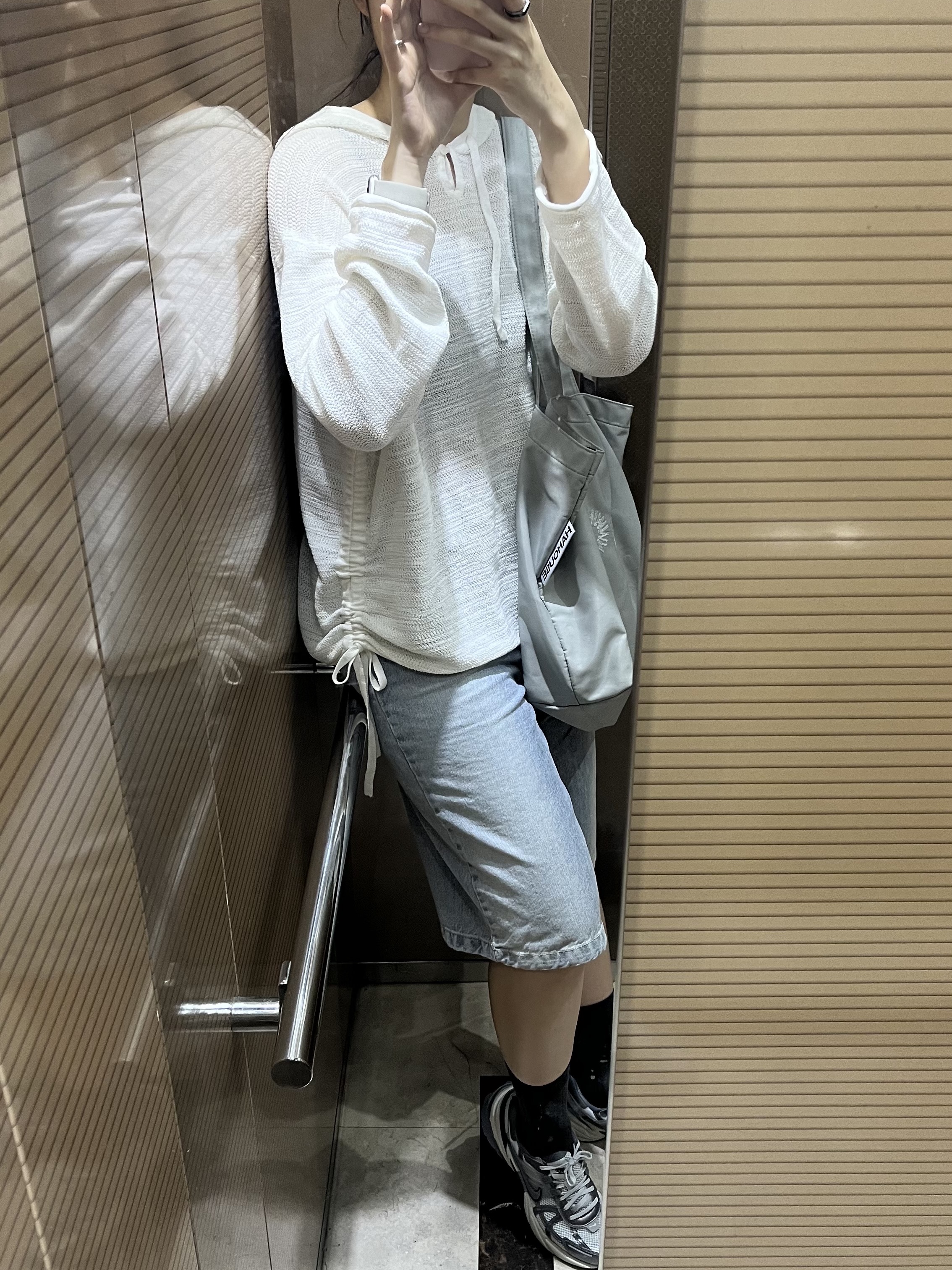 Nike V2K Run Pure Platinum Wolf Grey 착용 스타일