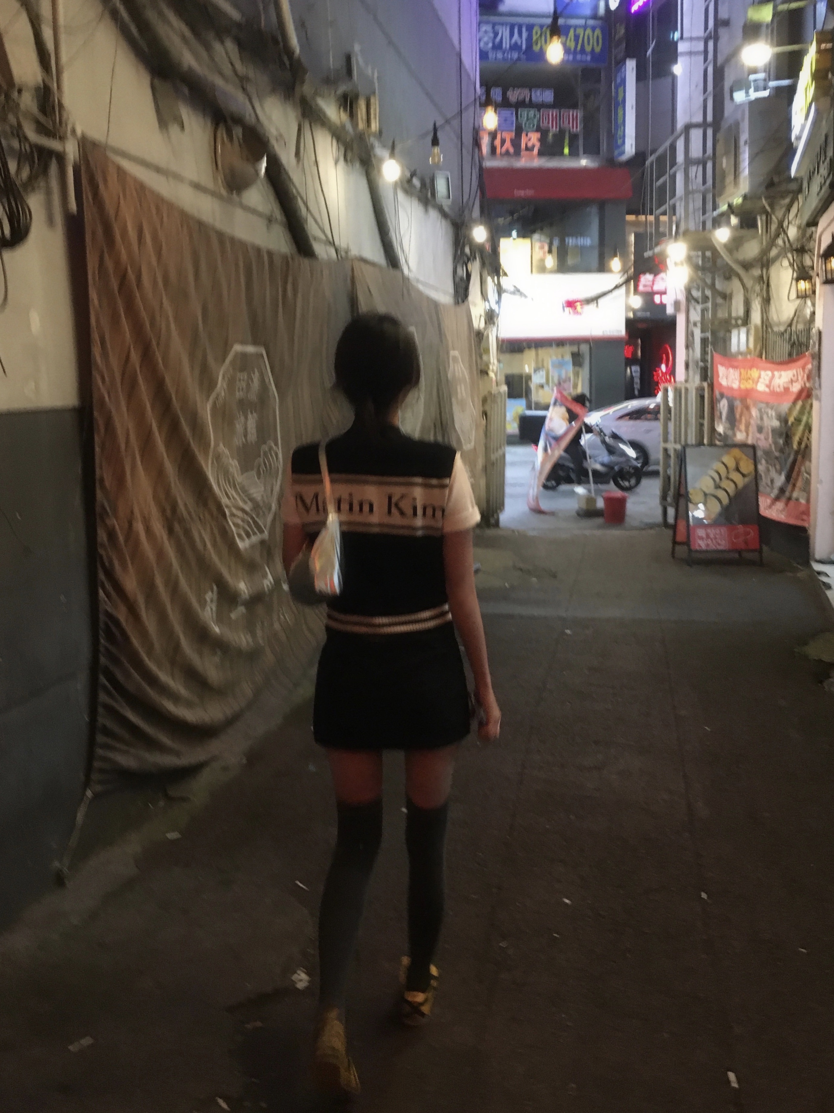 (W) Matin Kim Spell Point Stripe Knit Vest Black, Matin Kim Accordion Wallet Silver 착용 스타일 - 3