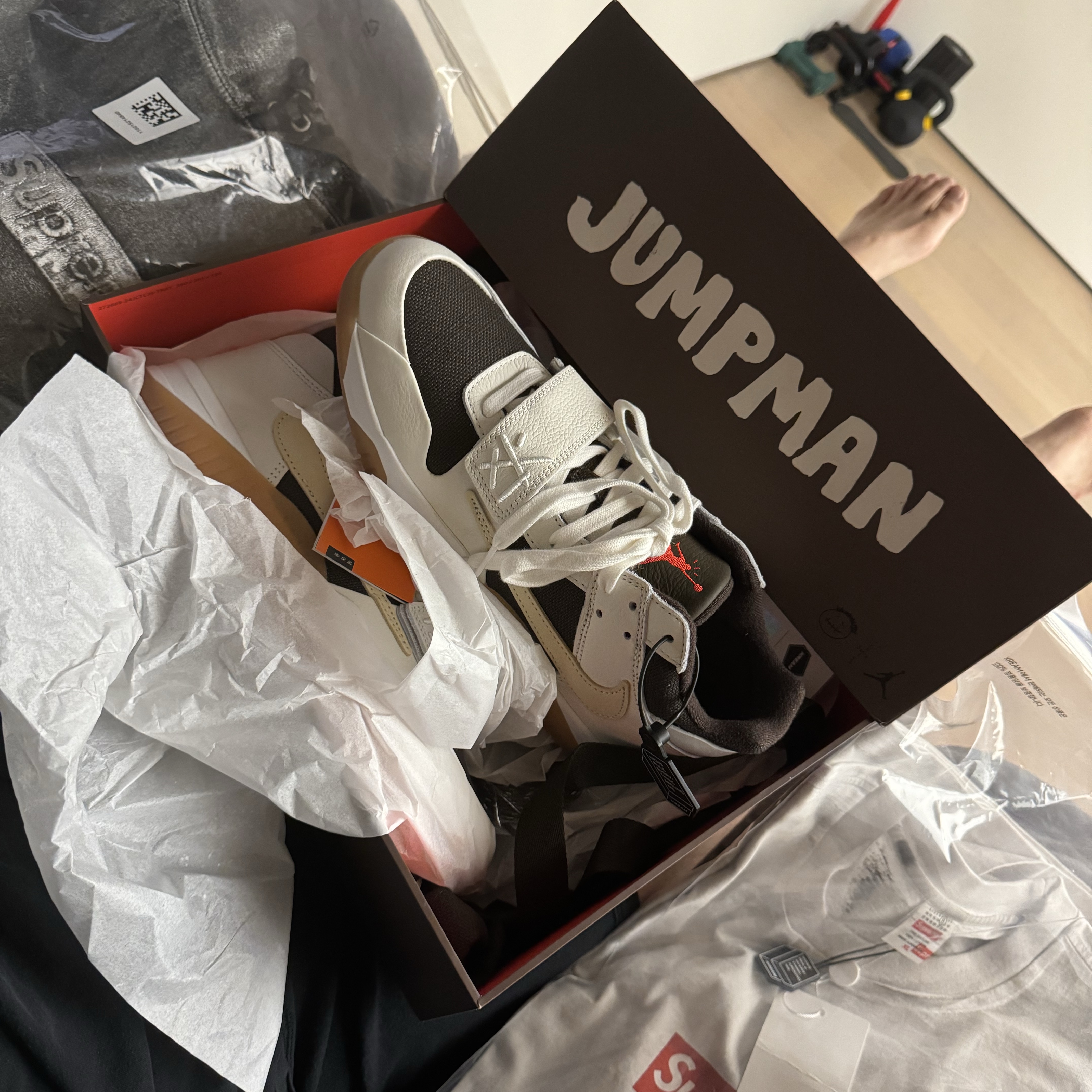 Supreme x MM6 Maison Margiela Foil Box Logo Hooded Sweatshirt Black - 24SS, Supreme x MM6 Maison Margiela Box Logo T-Shirt White - 24SS 착용 스타일
