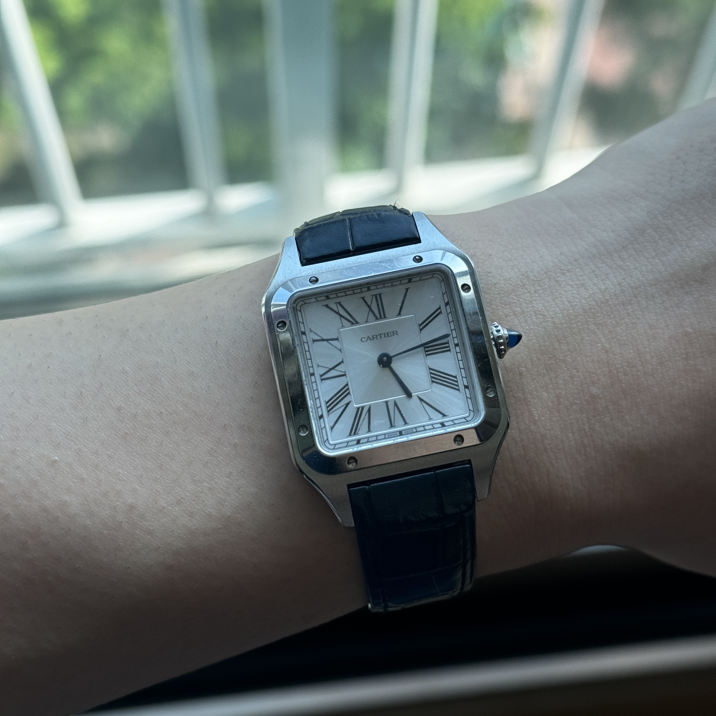 Cartier Santos Dumont Watch Large Quartz Steel Alligator Leather Navy Blue 착용 스타일