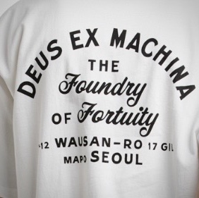 Deus Ex Machina Seoul College T-Shirt White, Deus Ex Machina Seoul College Long Sleeve T-Shirt Black 착용 스타일 - 7