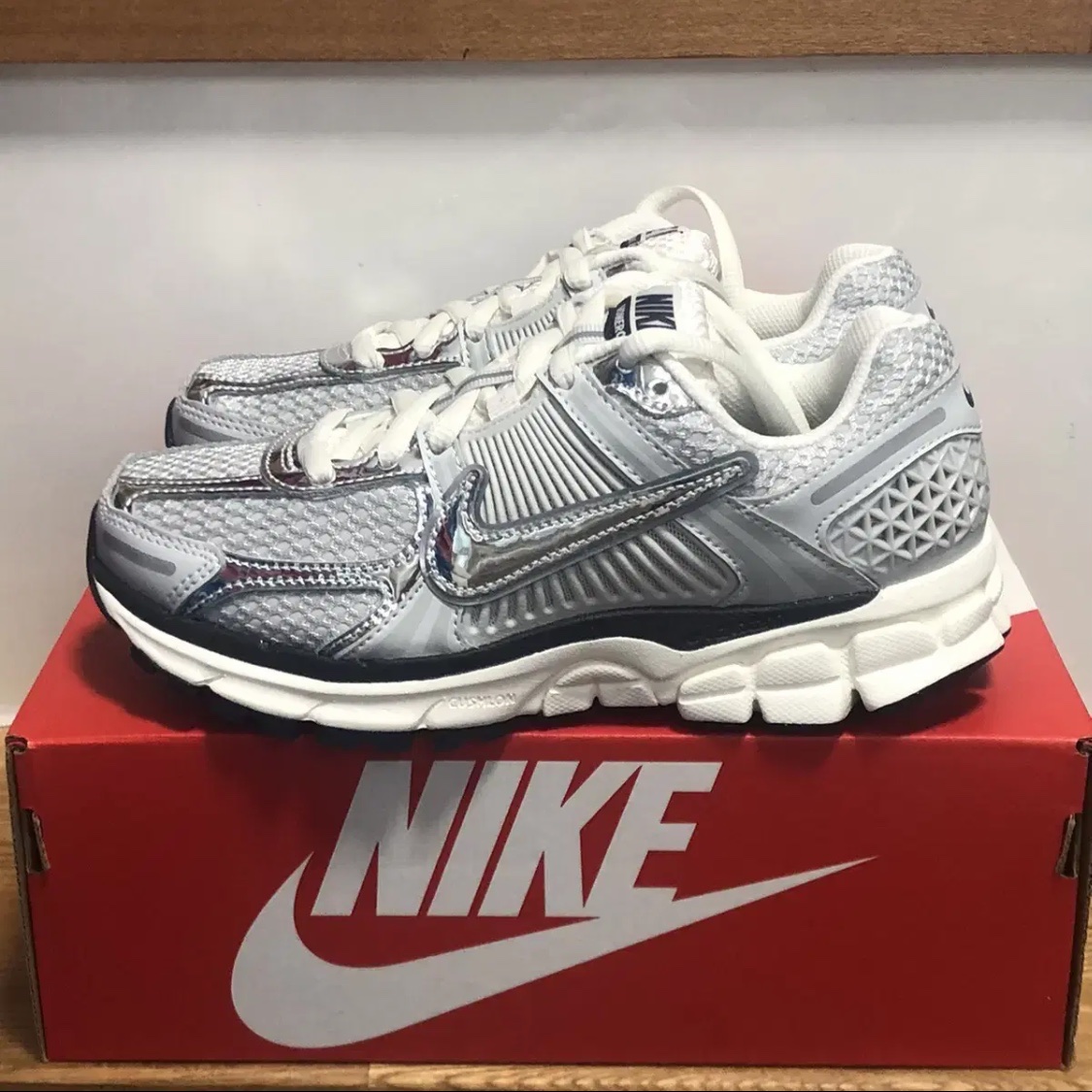 (W) Nike Zoom Vomero 5 Photon Dust and Metallic Silver 착용 스타일