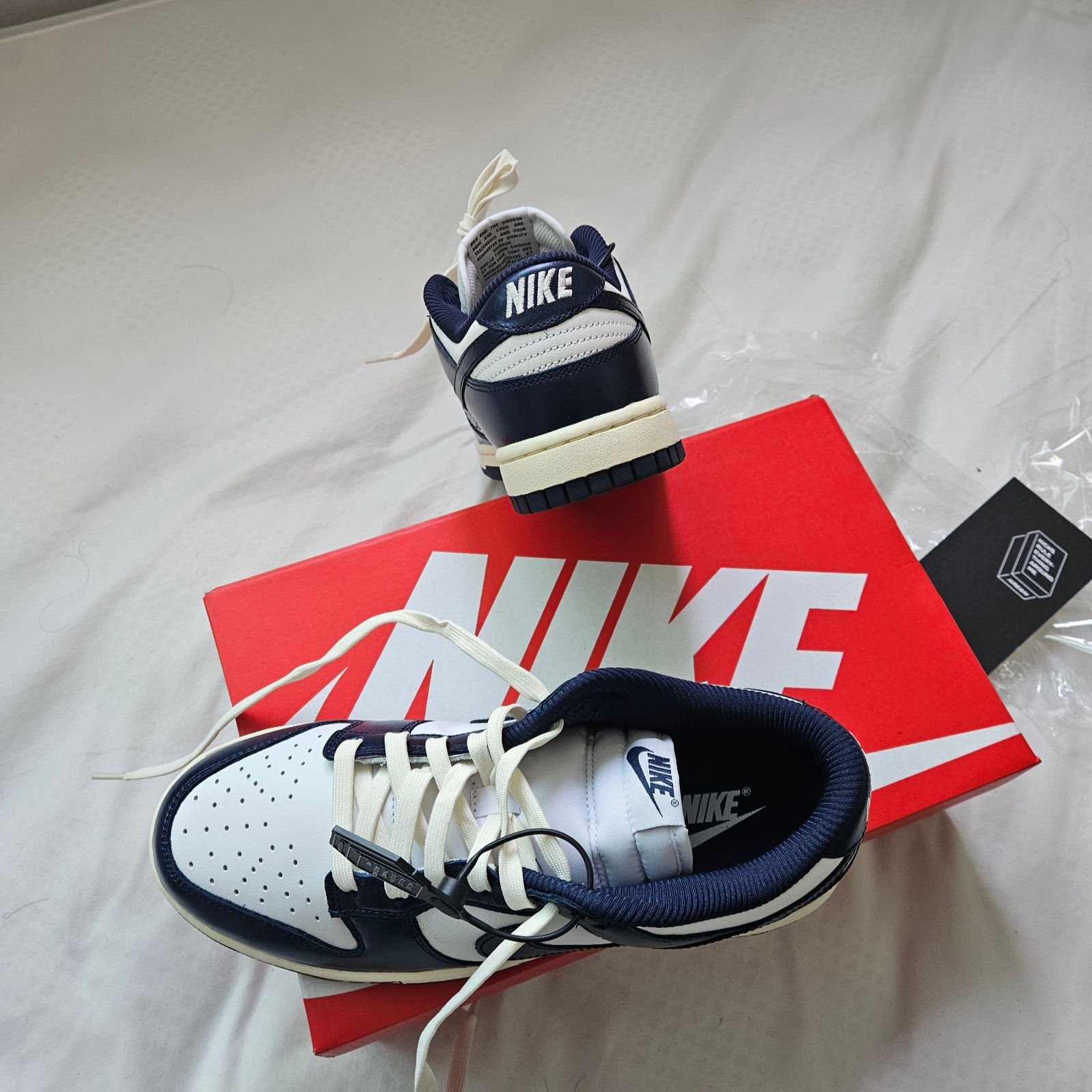 (W) Nike Dunk Low PRM Midnight Navy and White 착용 스타일 - 5