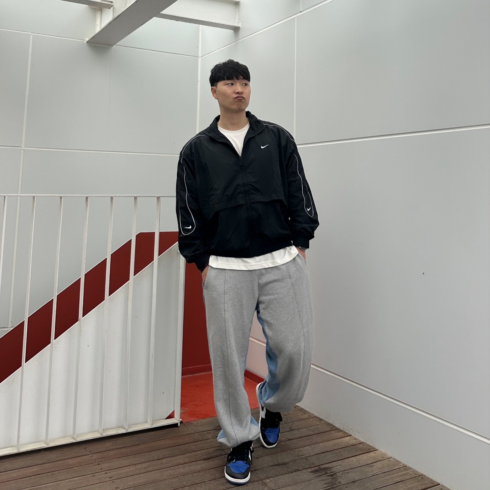 Nike NSW Solo Swoosh Woven Track Jacket Black - Asia, Jordan 1 Retro High OG Royal Toe 착용 스타일 - 2