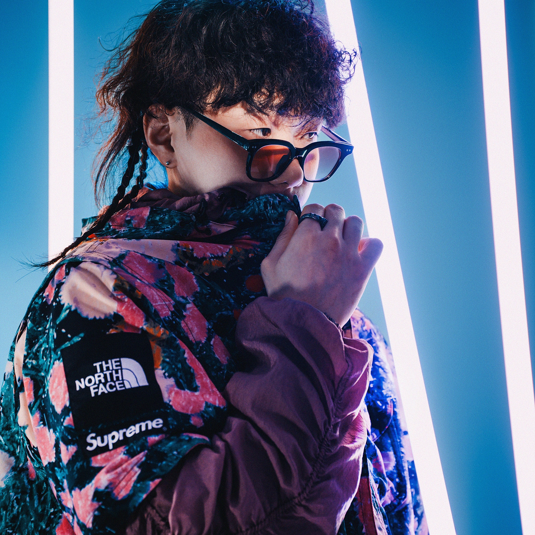 Supreme x The North Face Trekking Convertible Jacket Flowers - 22SS, Supreme Cross Box Logo T-Shirt White - 20FW 착용 스타일 - 2