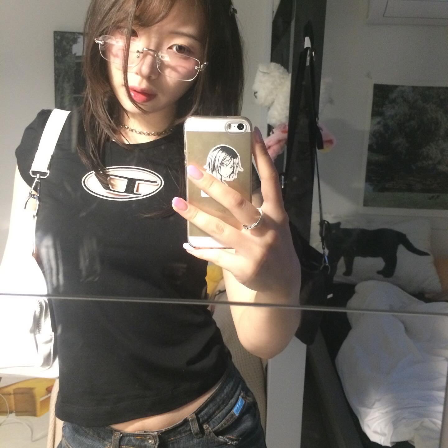 (W) Diesel T-Angie Peekaboo Logo T-Shirt Black 착용 스타일 - 1