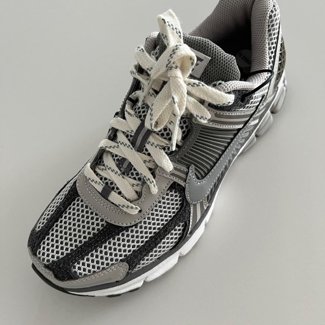 Nike Zoom Vomero 5 PRM Light Iron Ore and Flat Fewter 착용 스타일