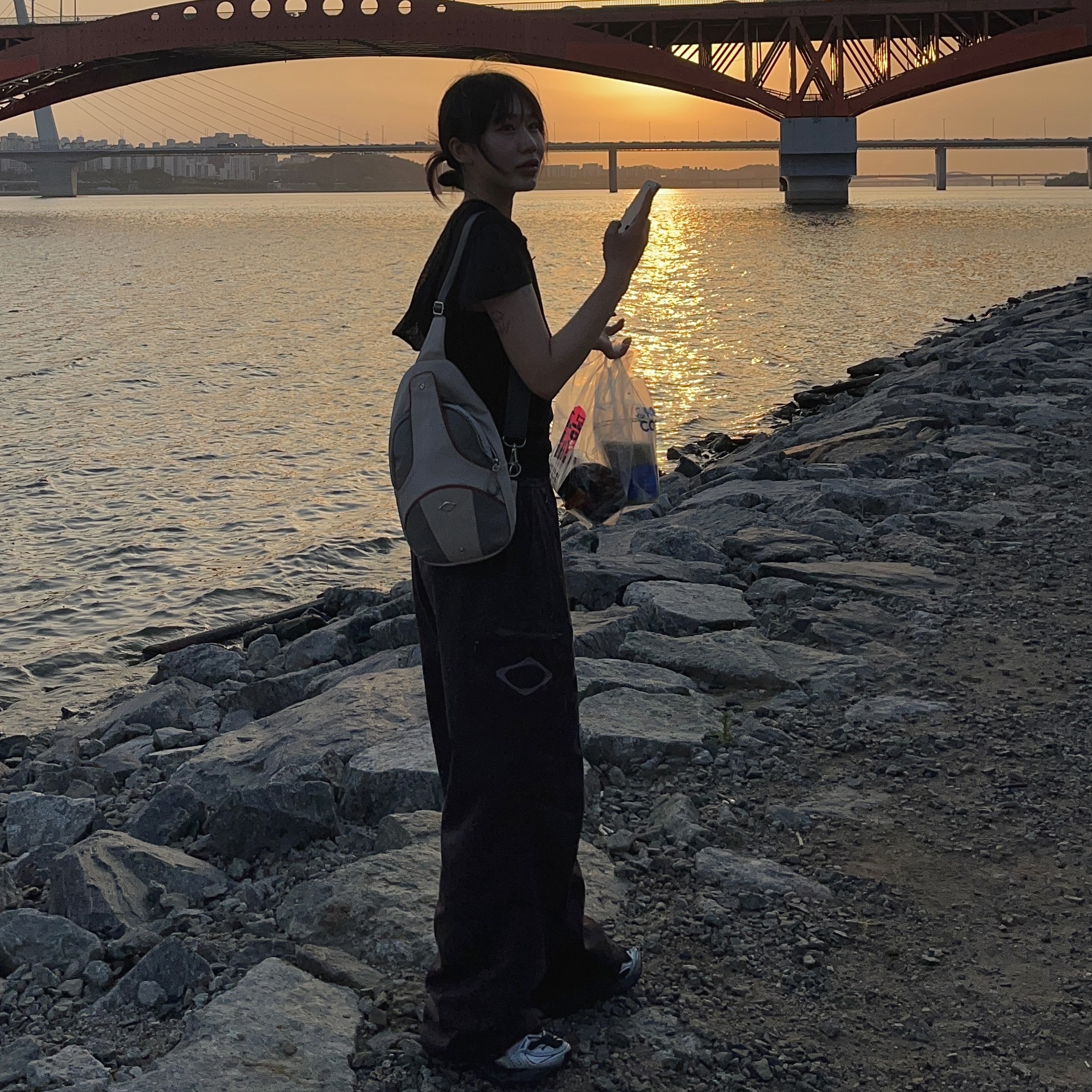 (W) Mischief Drawstring Pants Purple Brown, Mischief Foldable Leather Sling Bag Pink Beige Purple Grey 착용 스타일 - 1