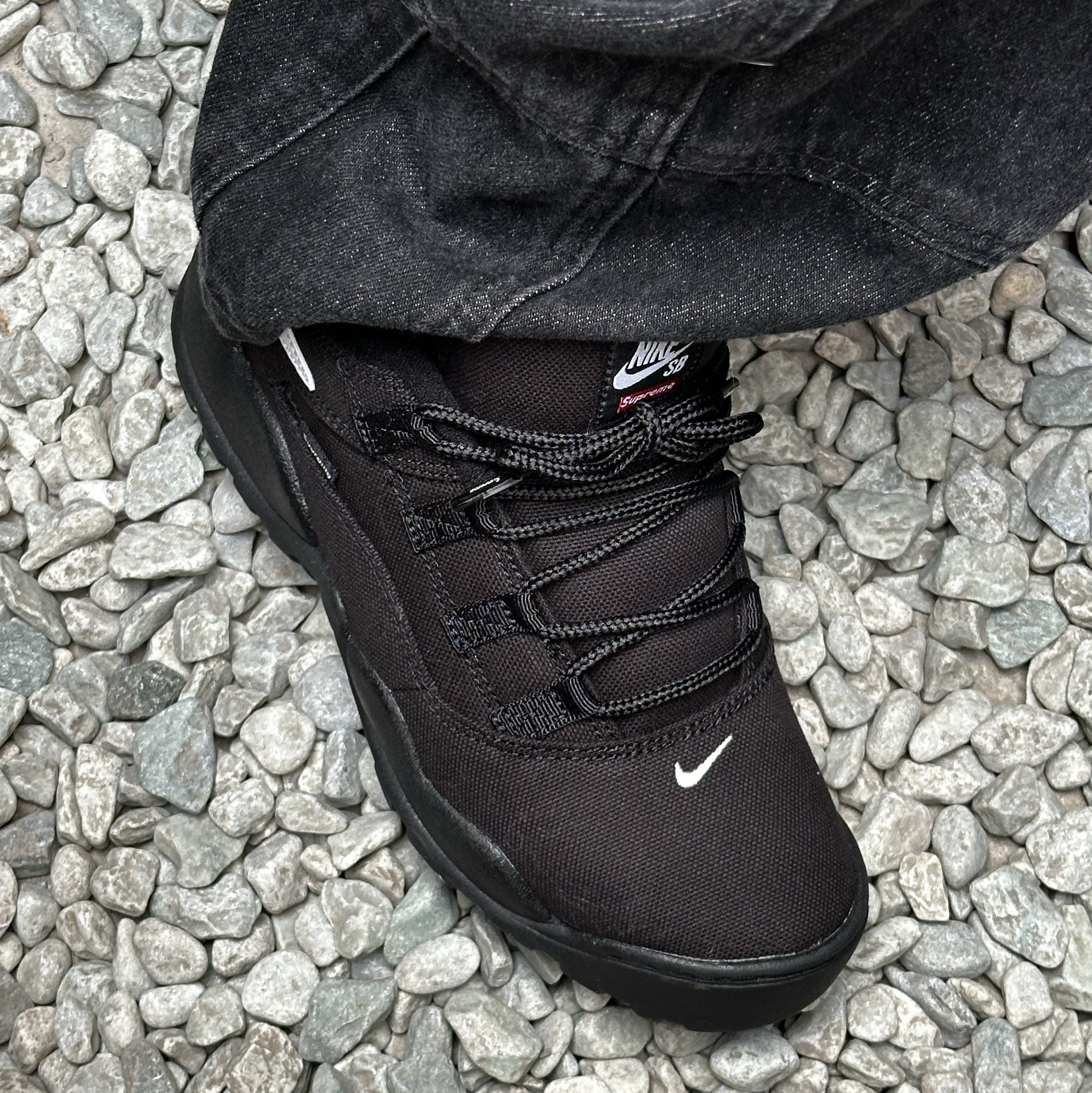 Nike x Supreme SB Darwin Low Black, Supreme Ripstop Hooded Windshell Black - 22SS 착용 스타일 - 1
