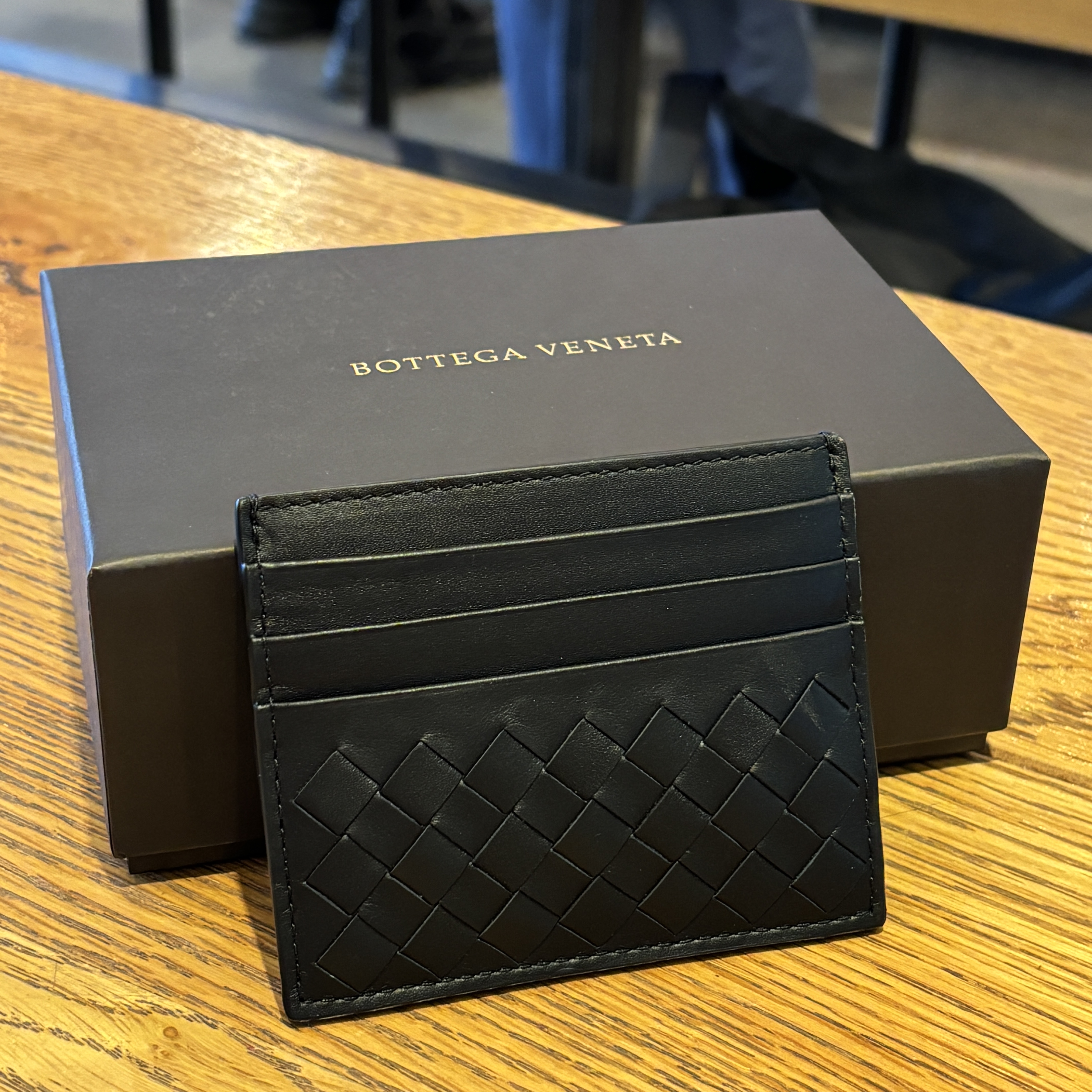 Bottega Veneta Credit Card Case Black 착용 스타일
