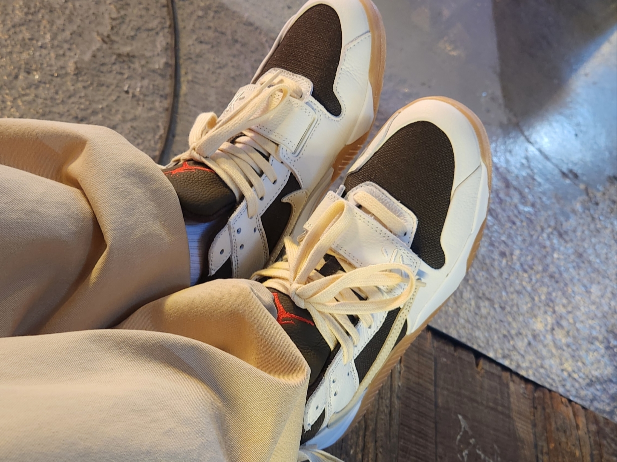 Jordan x Travis Scott Jumpman Jack TR Sail and Dark Mocha 착용 스타일 - 1