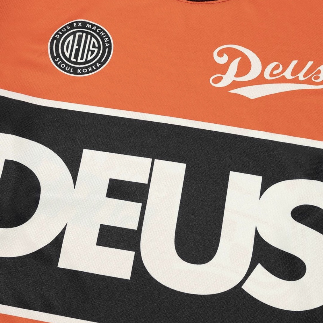 Deus Ex Machina Seoul College T-Shirt White, Deus Ex Machina Seoul College Long Sleeve T-Shirt Black 착용 스타일 - 2
