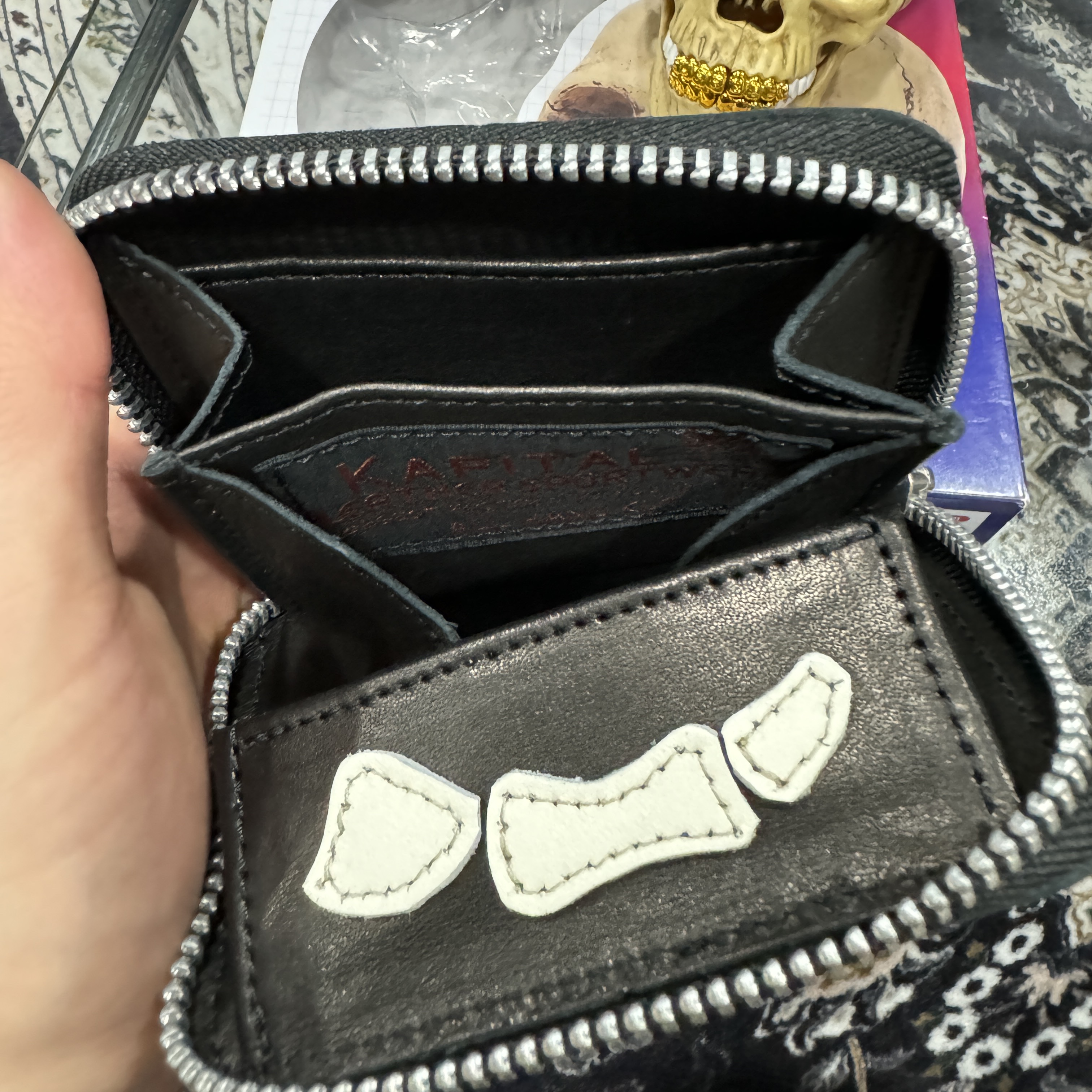 Kapital Thumbs Up Bone Hand Zip Mini Wallet Black 착용 스타일 - 3