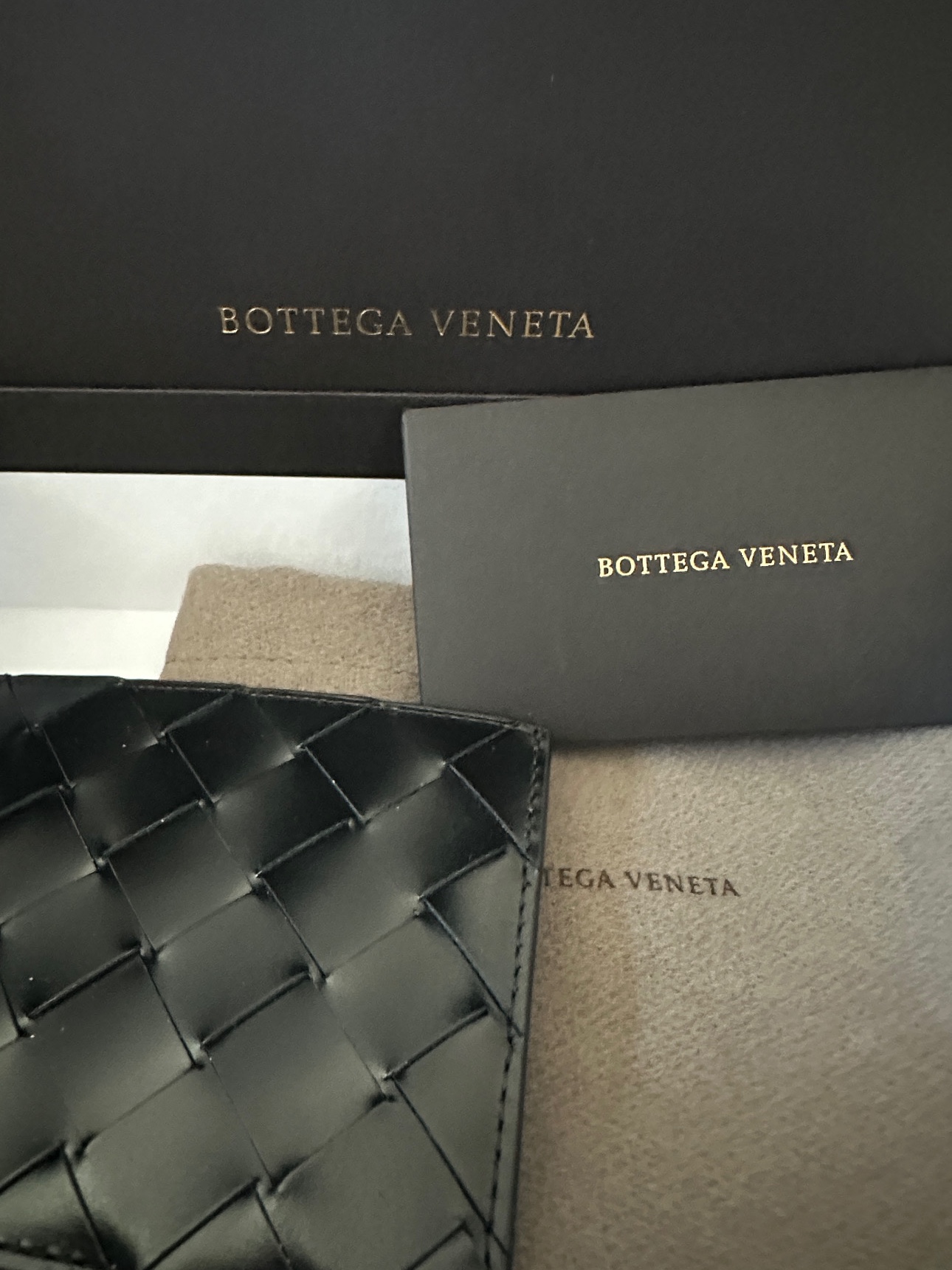 Bottega Veneta Card Case Black 착용 스타일