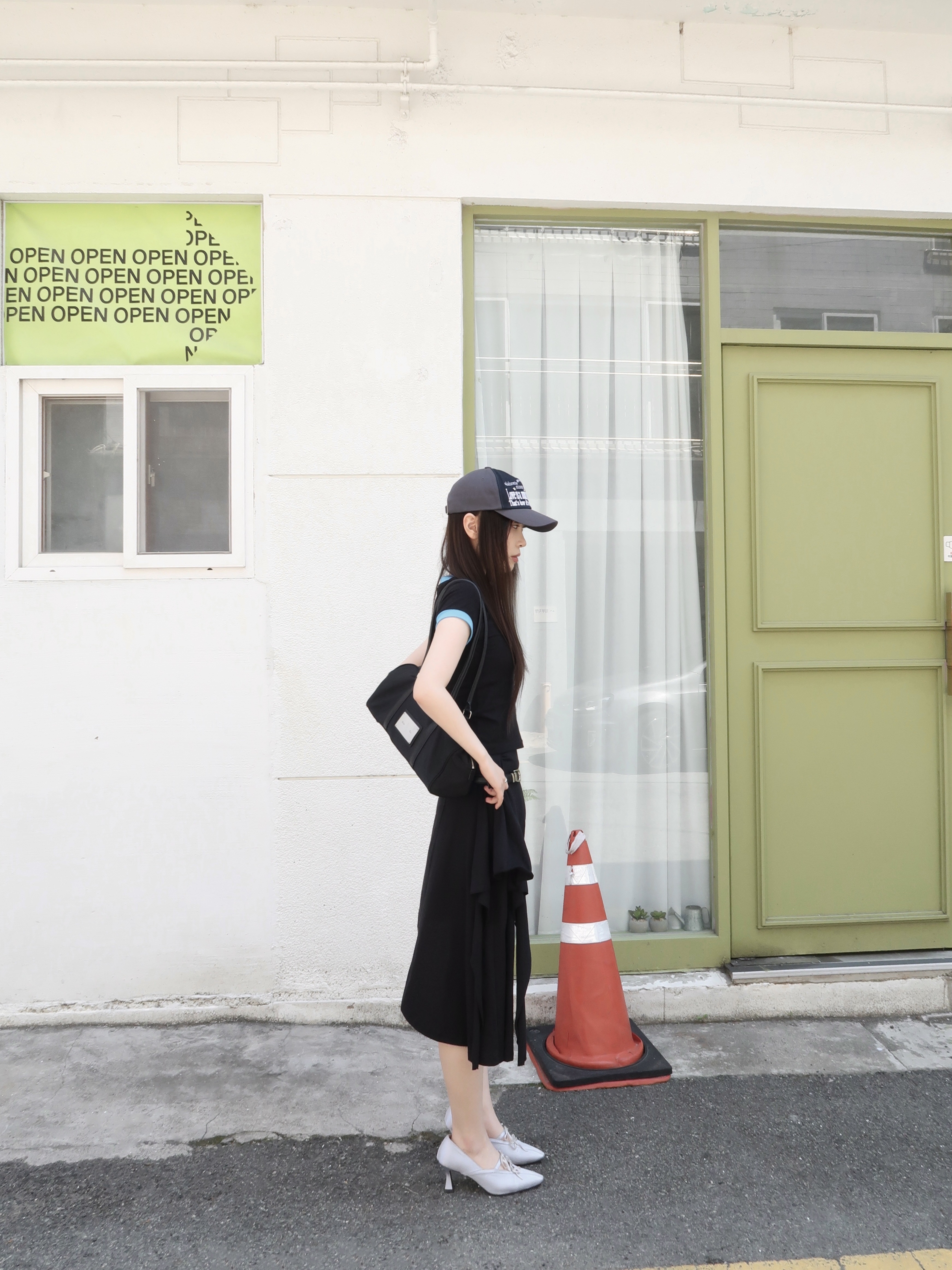 Matin Kim Sporty Tote Bag Black 착용 스타일 - 2