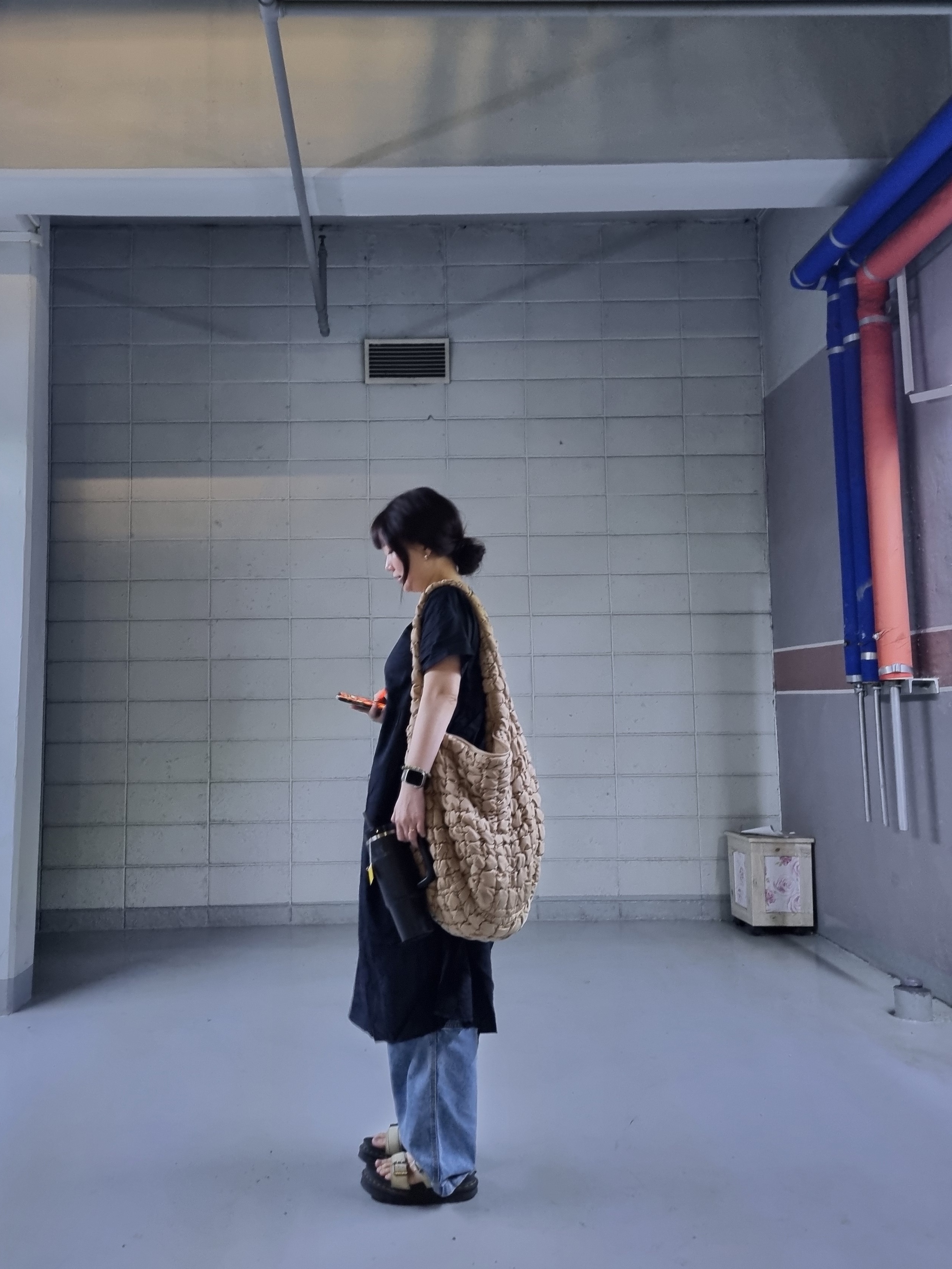 Dr. Martens Myles DB Sandal Sand, COS Quilted Oversized Shoulder Bag Beige 착용 스타일