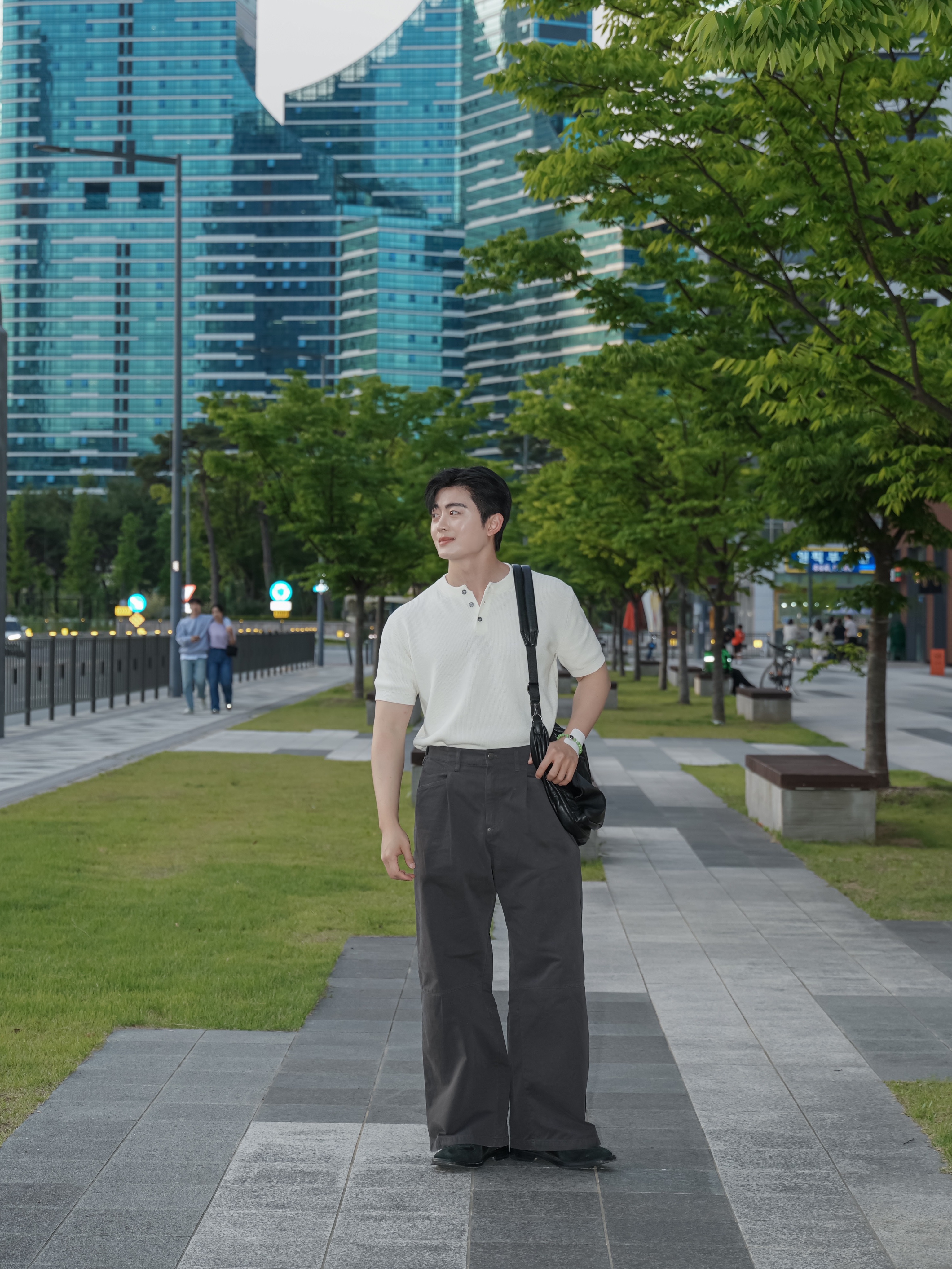 Polyteru 1 Tuck Gosima Pants Deep Charcoal 착용 스타일 - 1