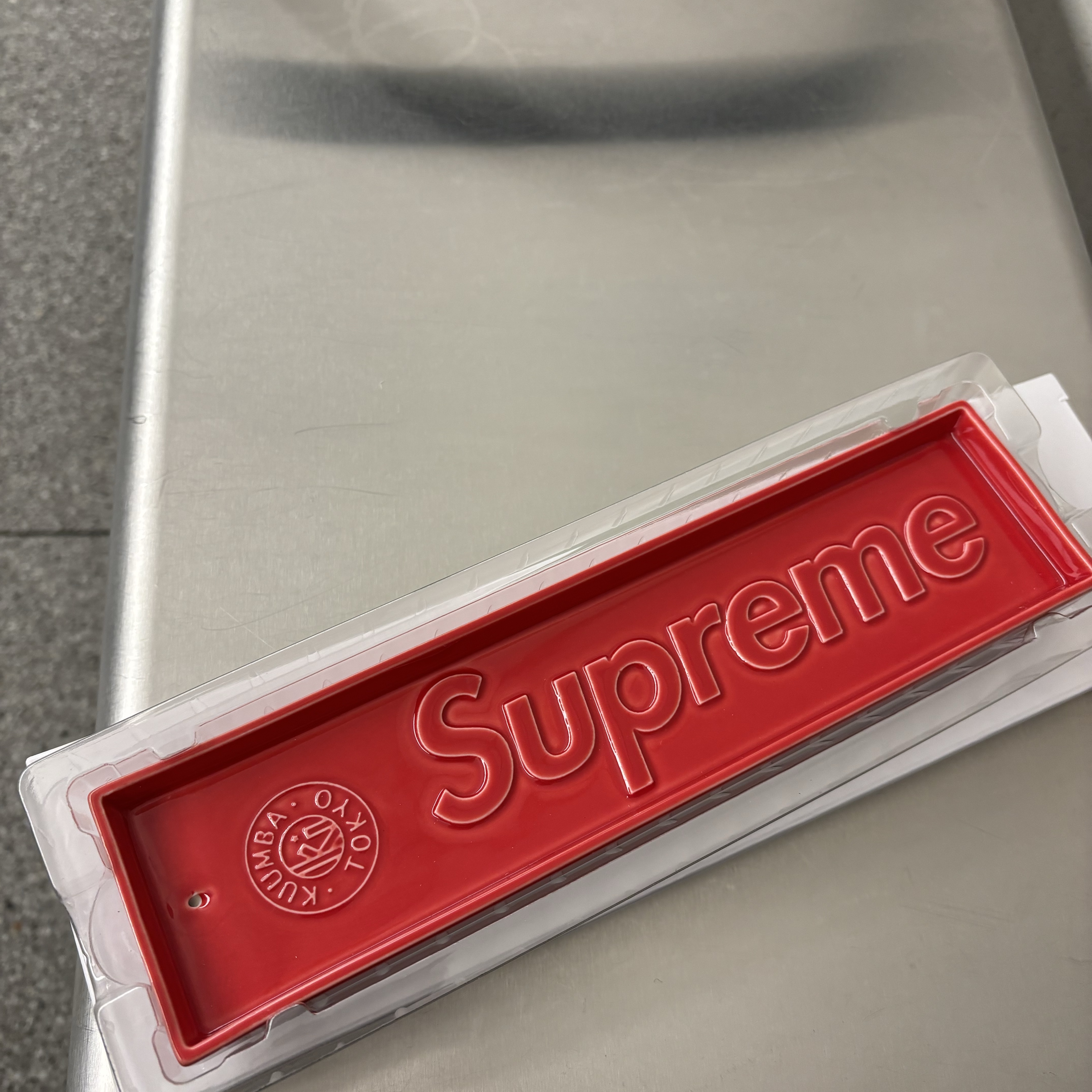 Supreme Kuumba Incense Tray Red - 24SS 착용 스타일