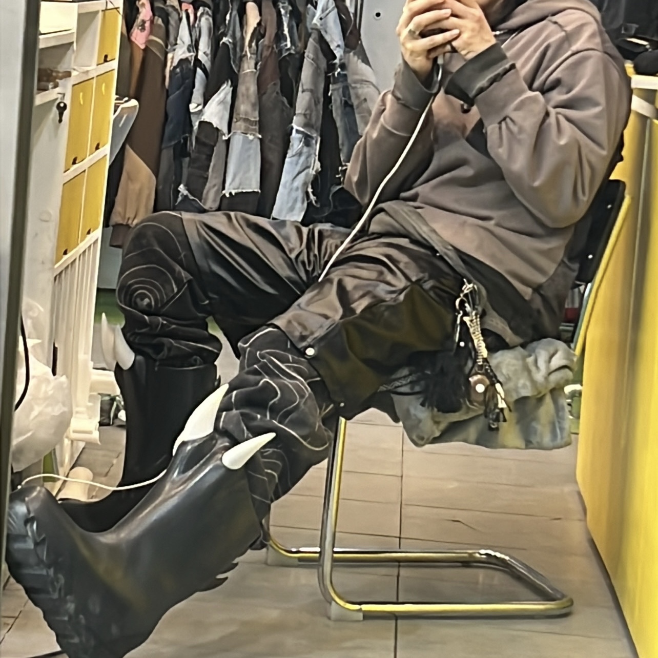 Fila x Thug Club Dragon Boots Black, Vans x Mark SBTG Skelleton Short Sleeve Shirt Brown 착용 스타일 - 4