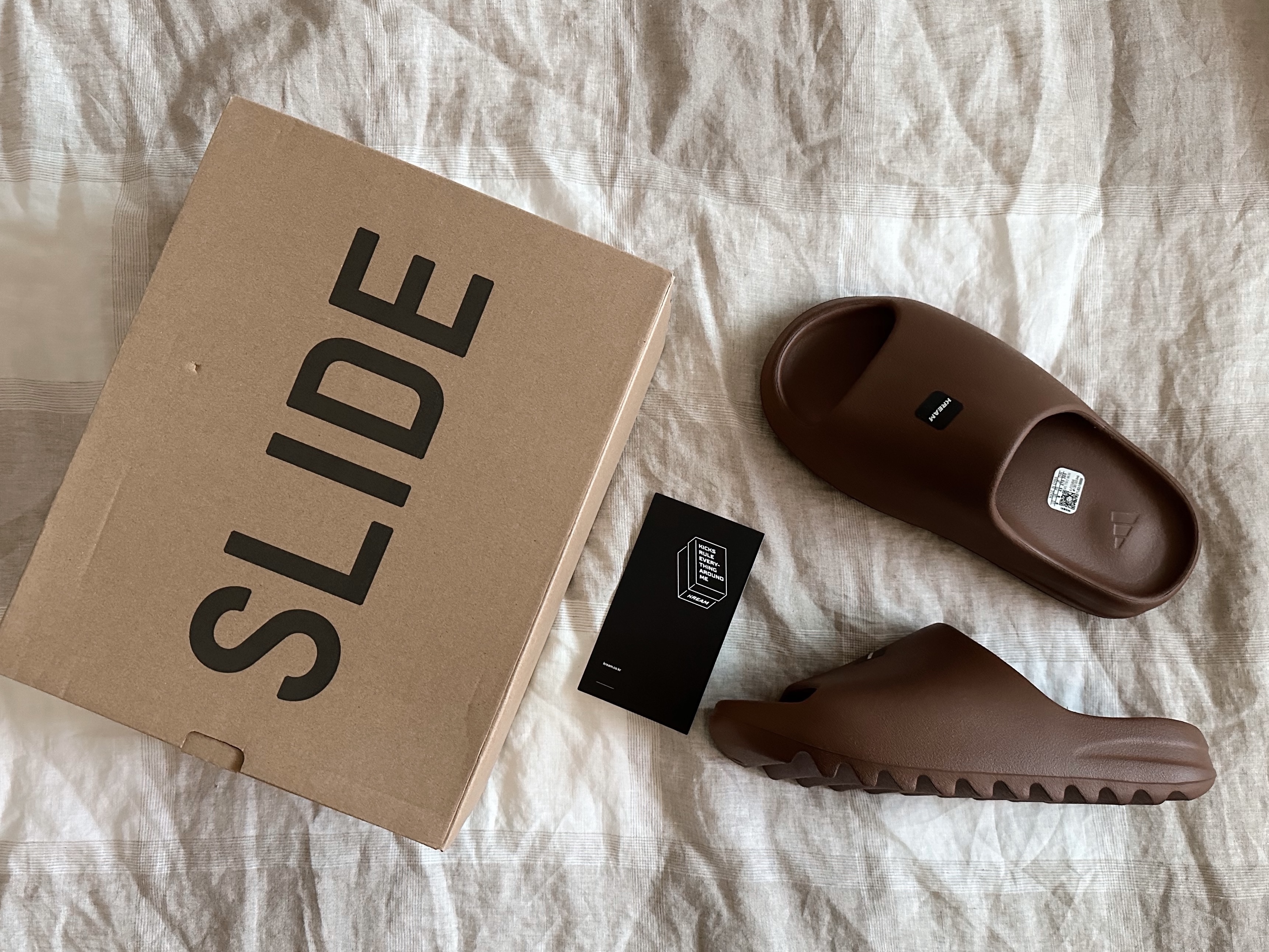 Adidas Yeezy Slide Flax 착용 스타일 - 1