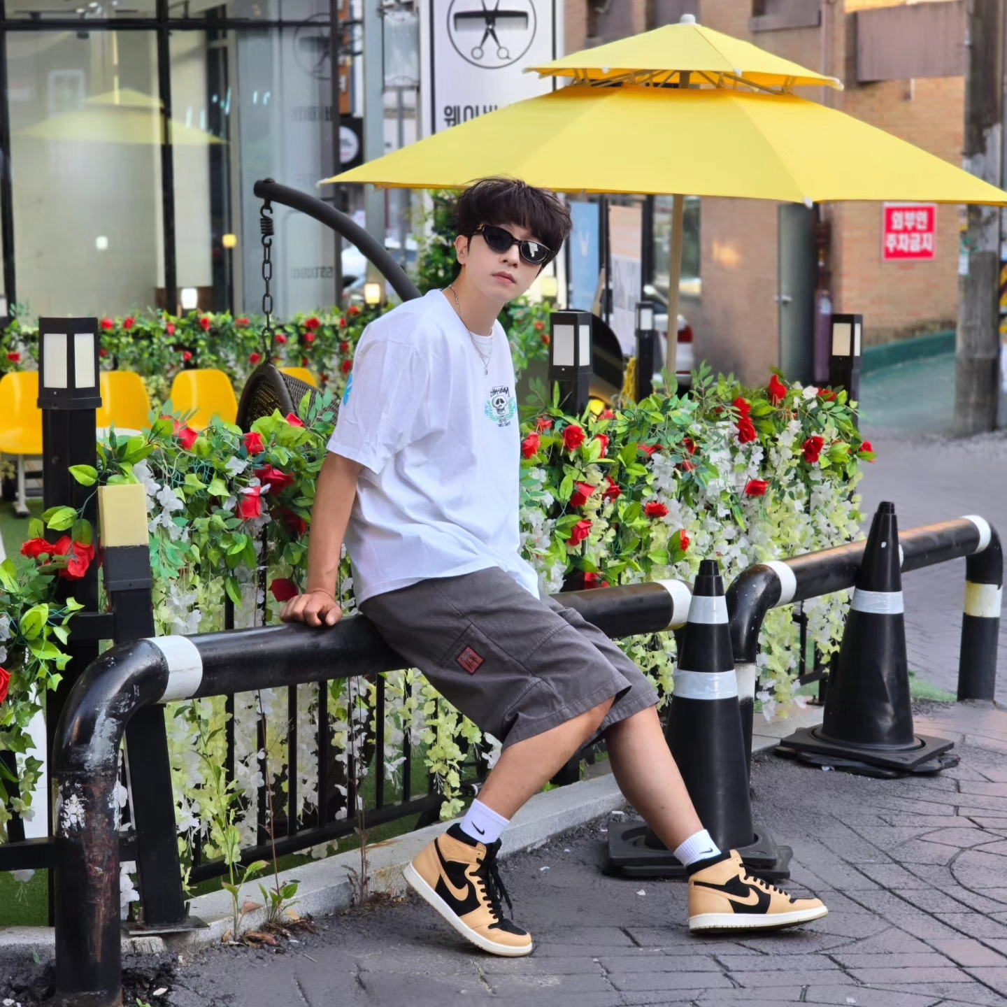 Stussy Skull Crest T-Shirt White, Jordan 1 Retro High OG Vachetta Tan 착용 스타일 - 8