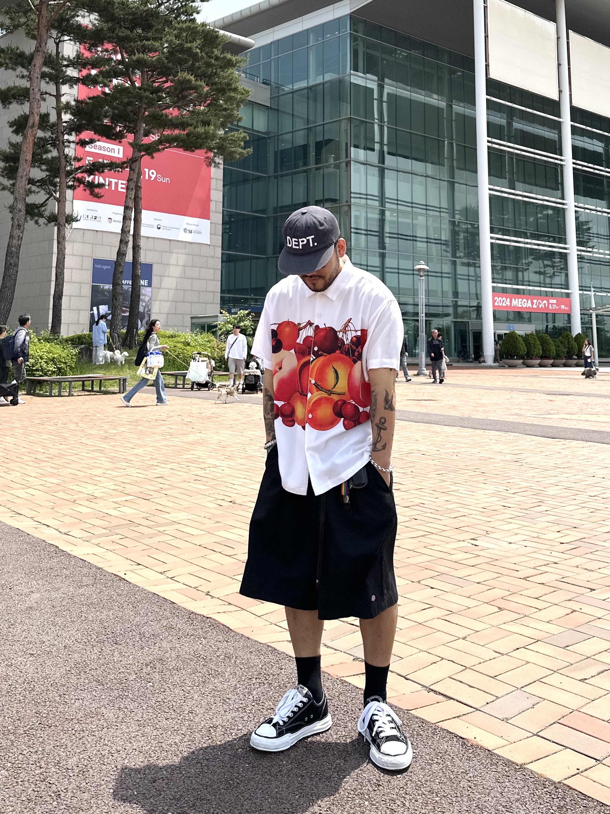 Maison Mihara Yasuhiro Peterson OG Sole Canvas Low Sneakers Black, Dickies Loose Fit 13 Inch Flat Front Work Shorts Black 착용 스타일 - 1
