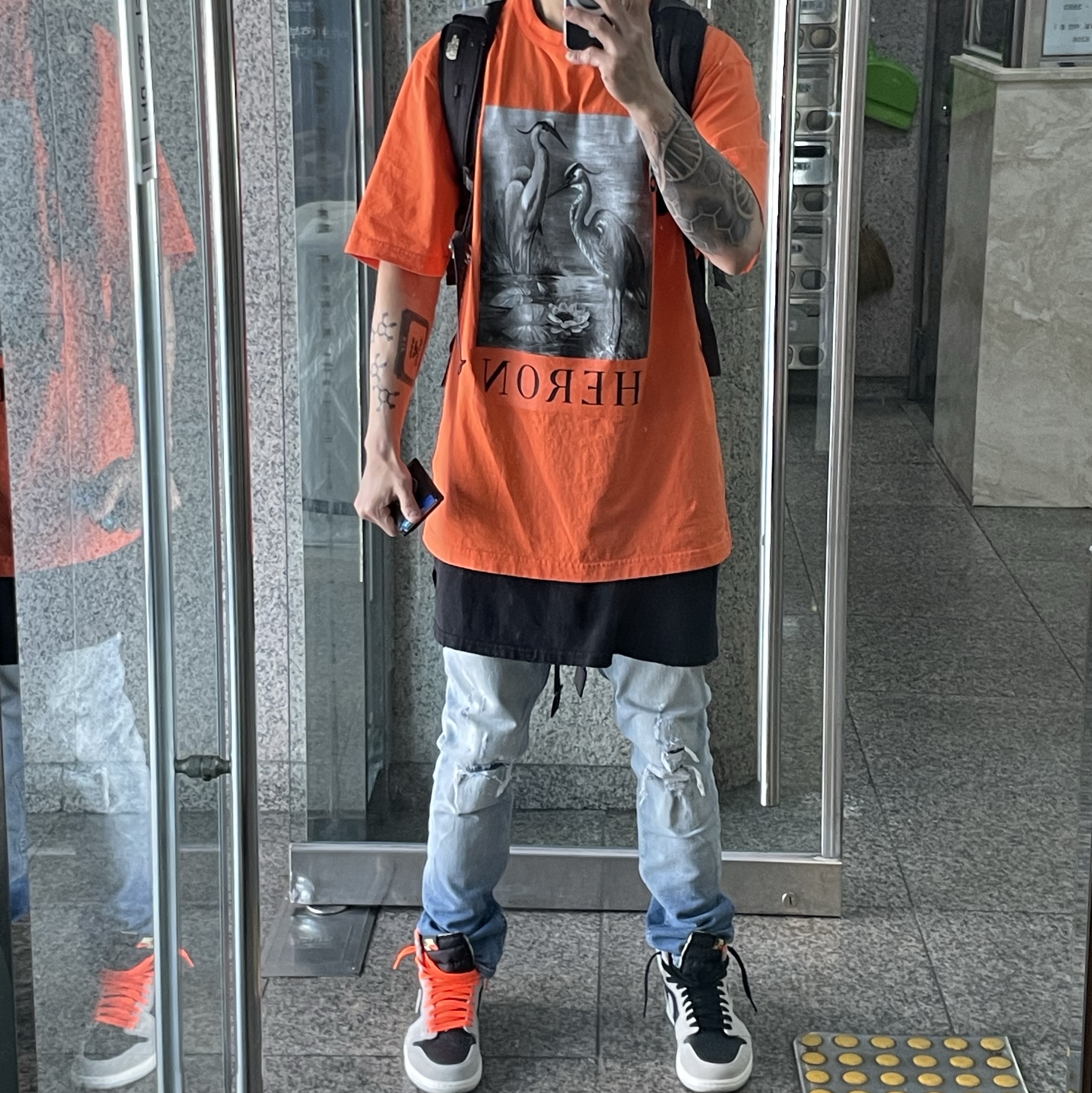 Jordan 1 Retro High Neutral Grey Hyper Crimson 착용 스타일