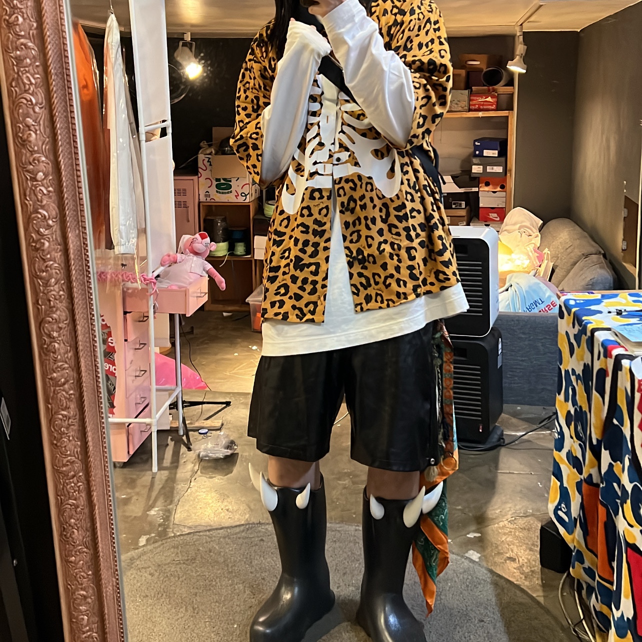 Fila x Thug Club Dragon Boots Black, Vans x Mark SBTG Skelleton Short Sleeve Shirt Brown 착용 스타일 - 2