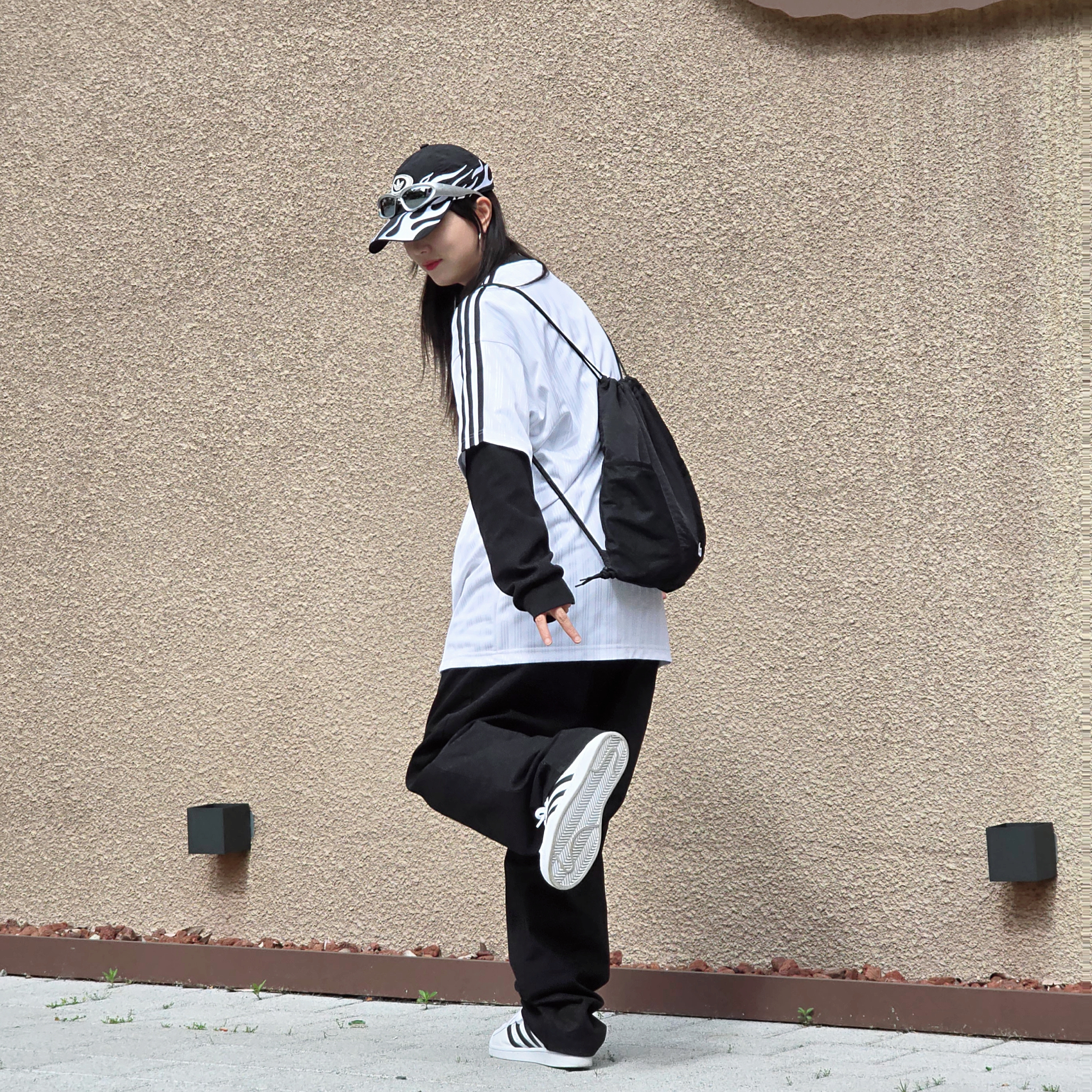 Adidas x NSRC Cap Black, Adidas Adicolor T-Shirt White Black - KR Sizing 착용 스타일 - 3