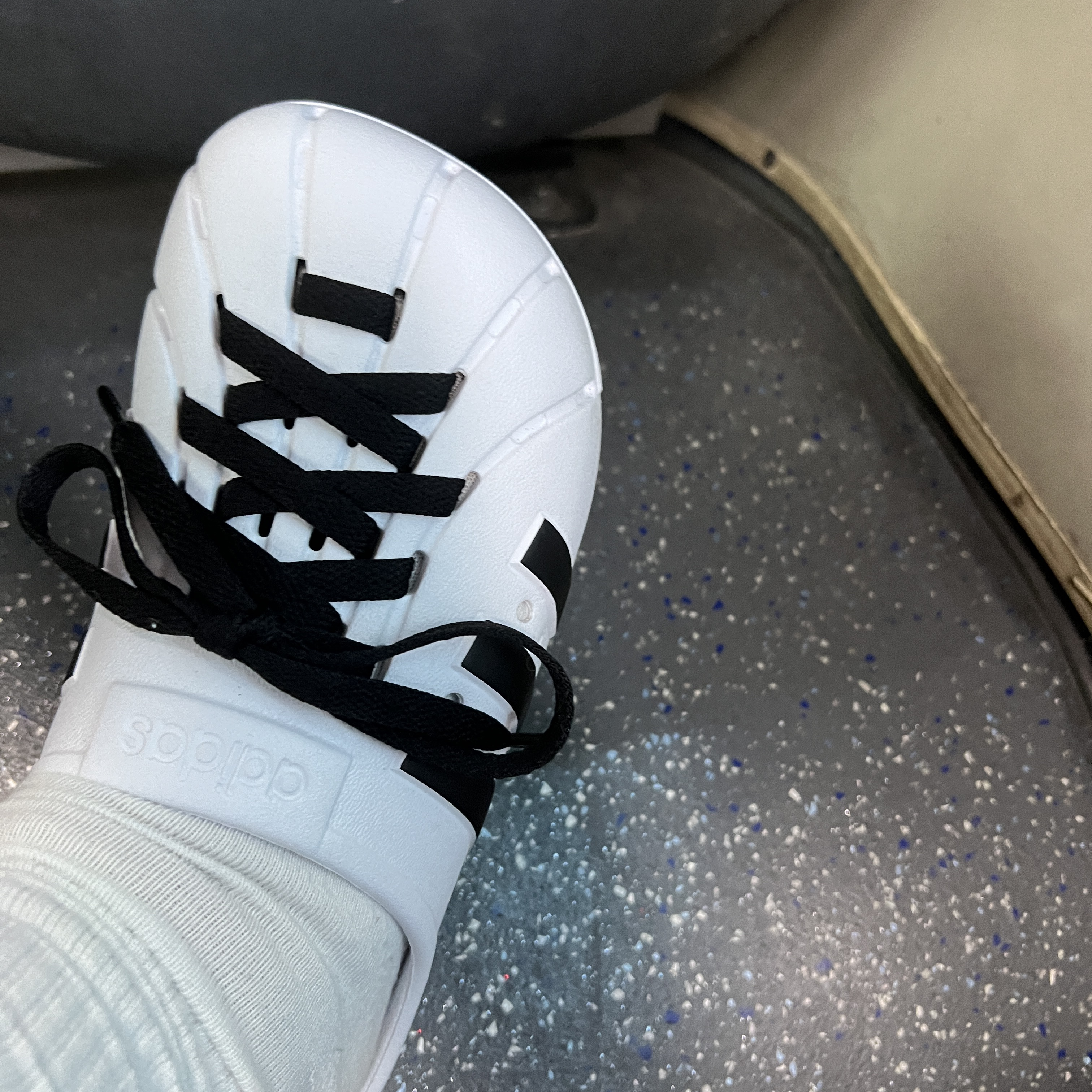 Adidas Adilette Clog White Black 착용 스타일