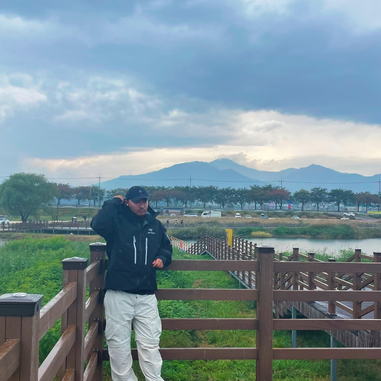 Arc'teryx Alpha SV Jacket Orca, Nike ACG Smith Summit Cargo Pants Light Orewood Brown - Asia 착용 스타일