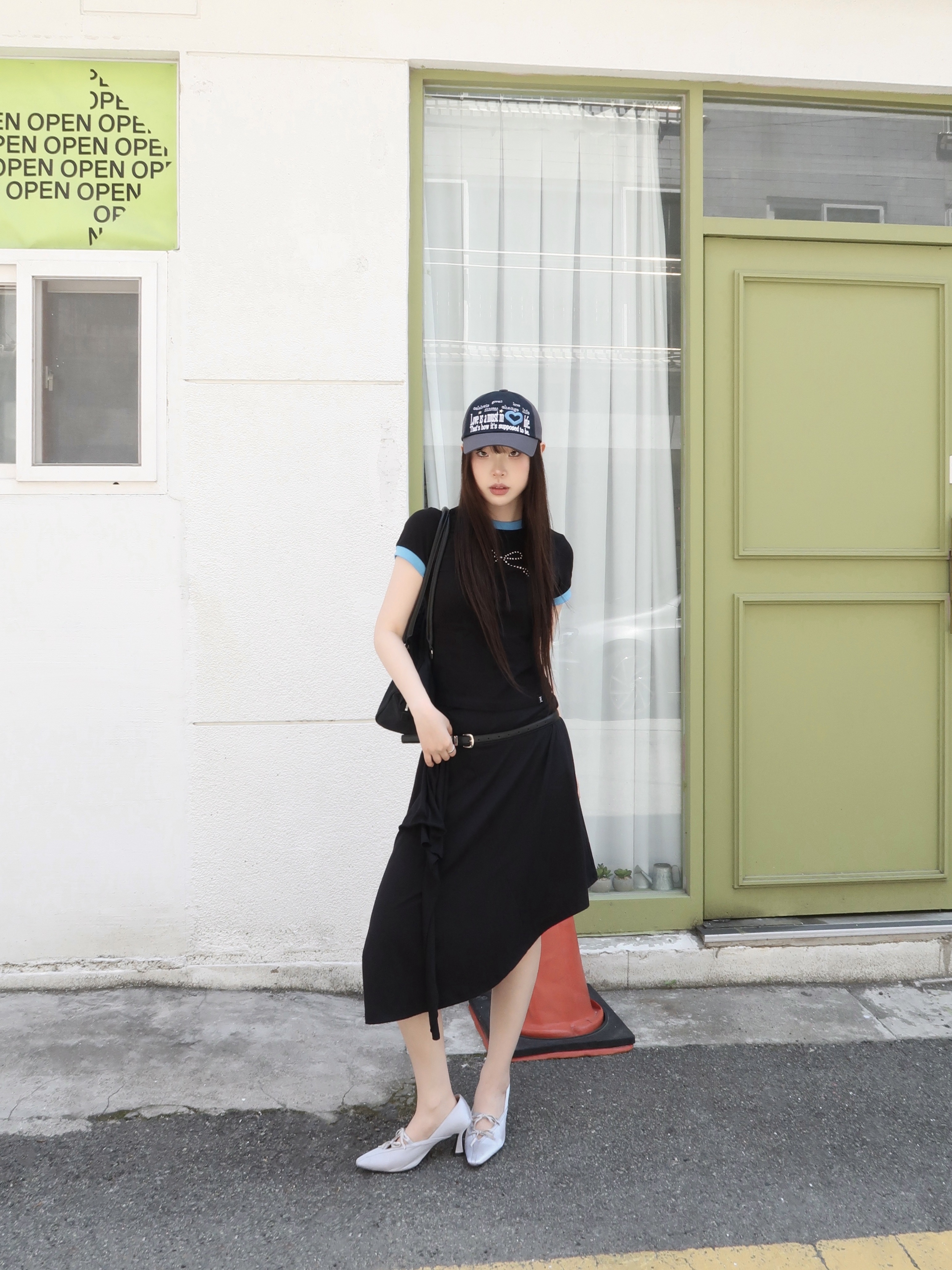 Matin Kim Sporty Tote Bag Black 착용 스타일 - 5