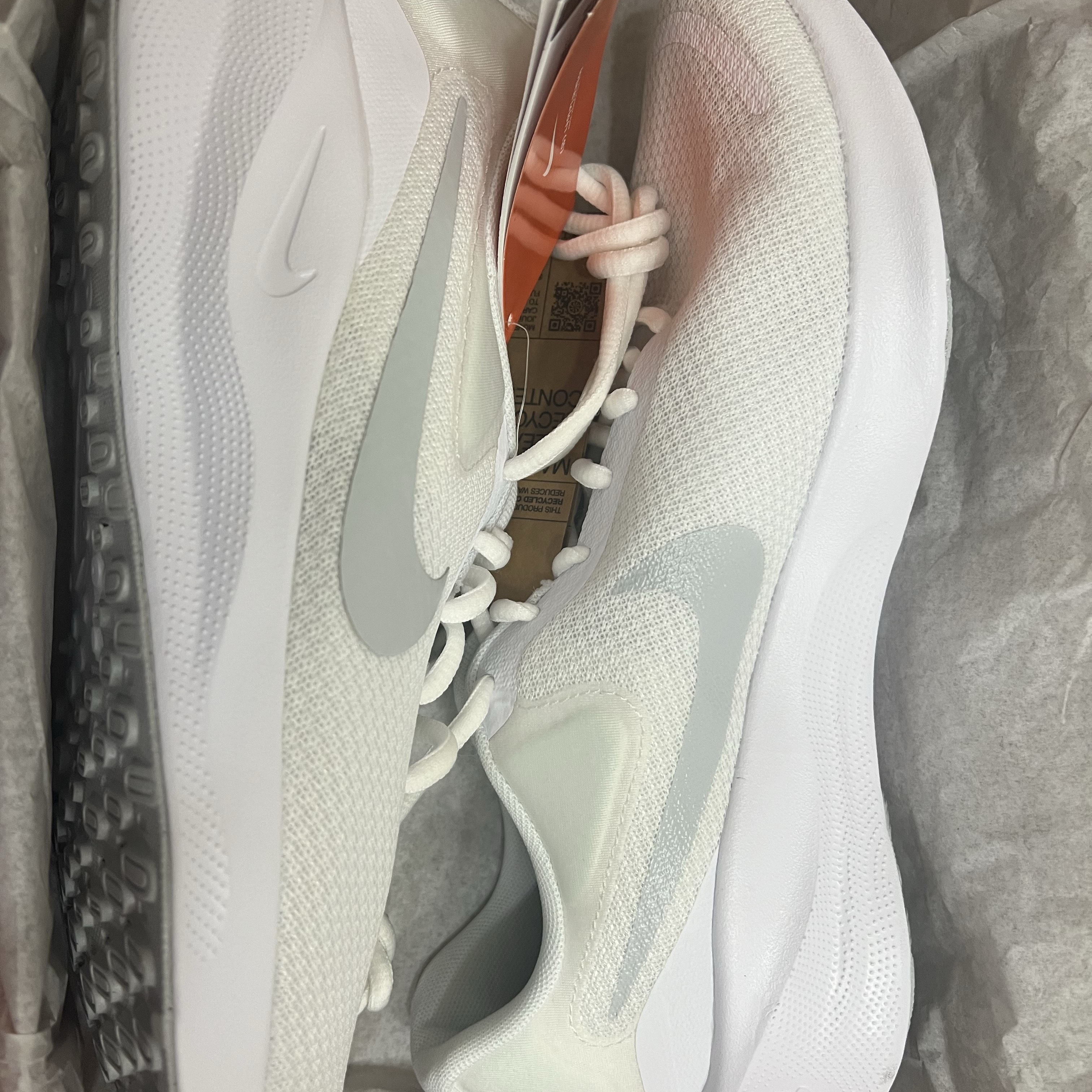 Nike Revolution 7 White 착용 스타일