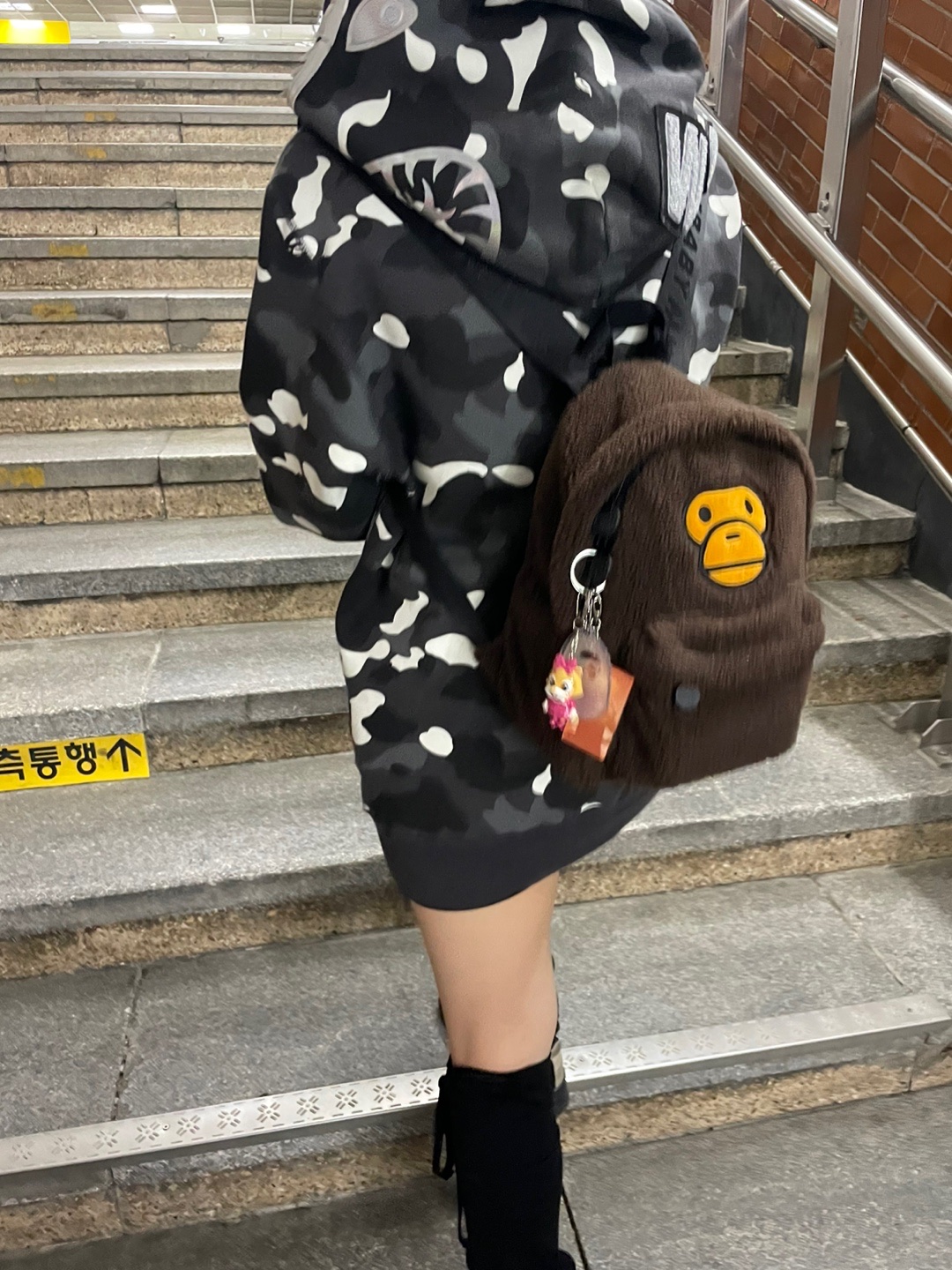 BAPE City Camo Shark Full Zip Hoodie Black 착용 스타일 - 3