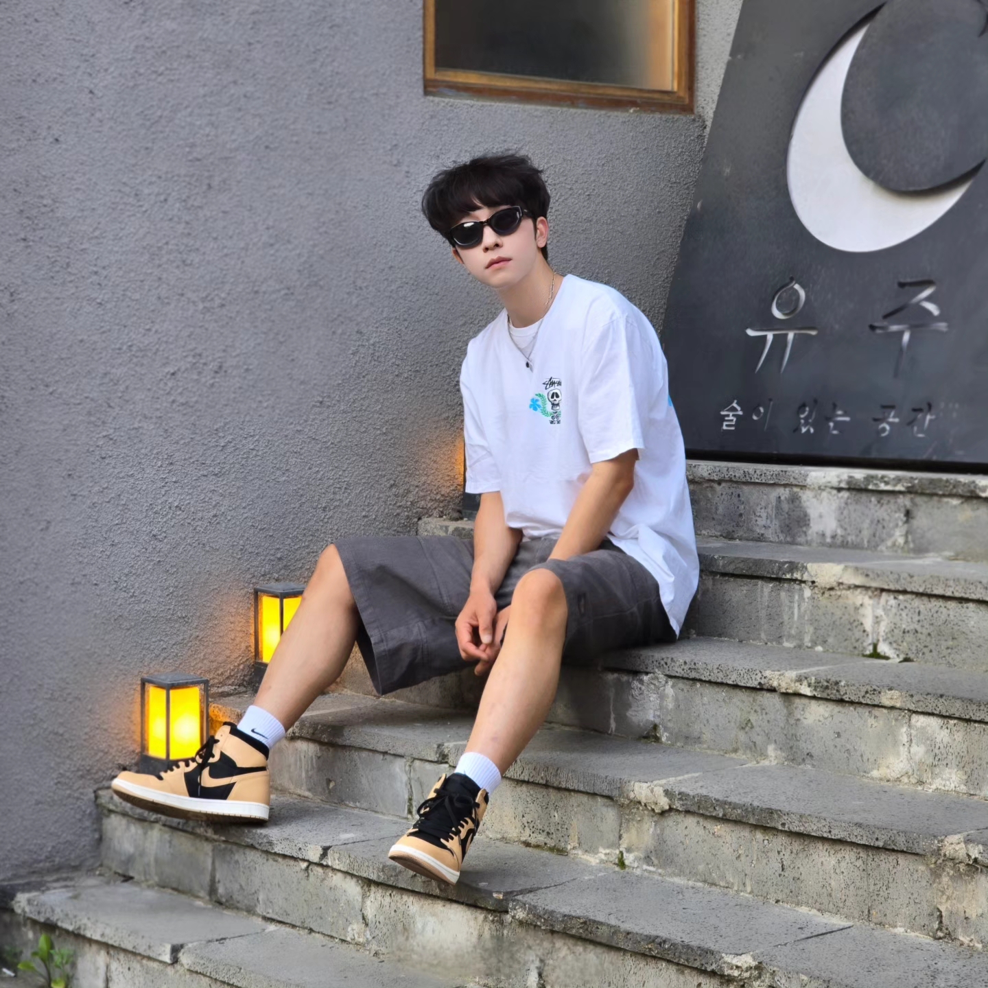 Stussy Skull Crest T-Shirt White, Jordan 1 Retro High OG Vachetta Tan 착용 스타일 - 3