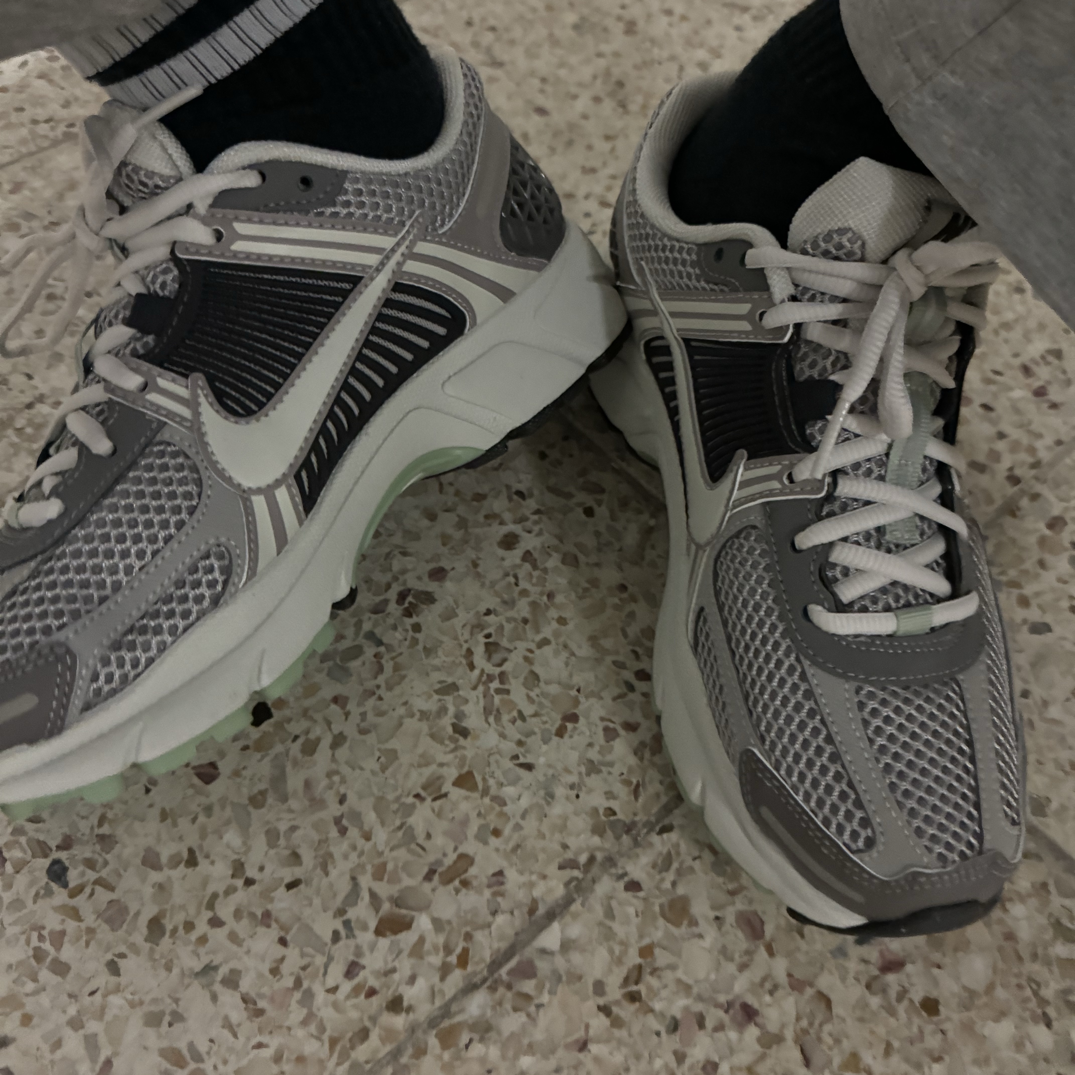 (W) Nike Zoom Vomero 5 Cobblestone and Flat Pewter 착용 스타일