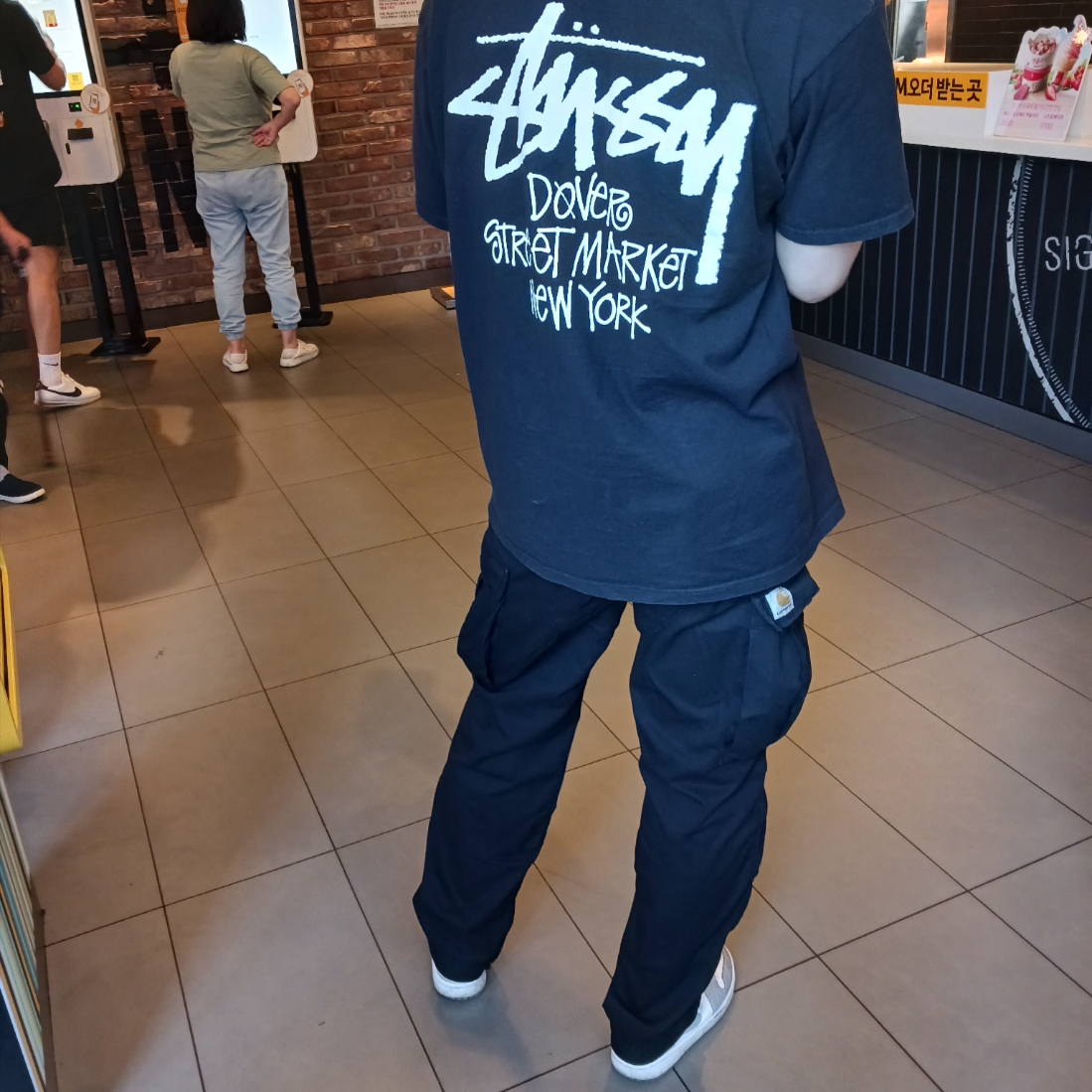 Stussy Stock DSM London T-Shirt Black 2024, (W) Jordan 1 Low White Wolf Grey 착용 스타일 - 1