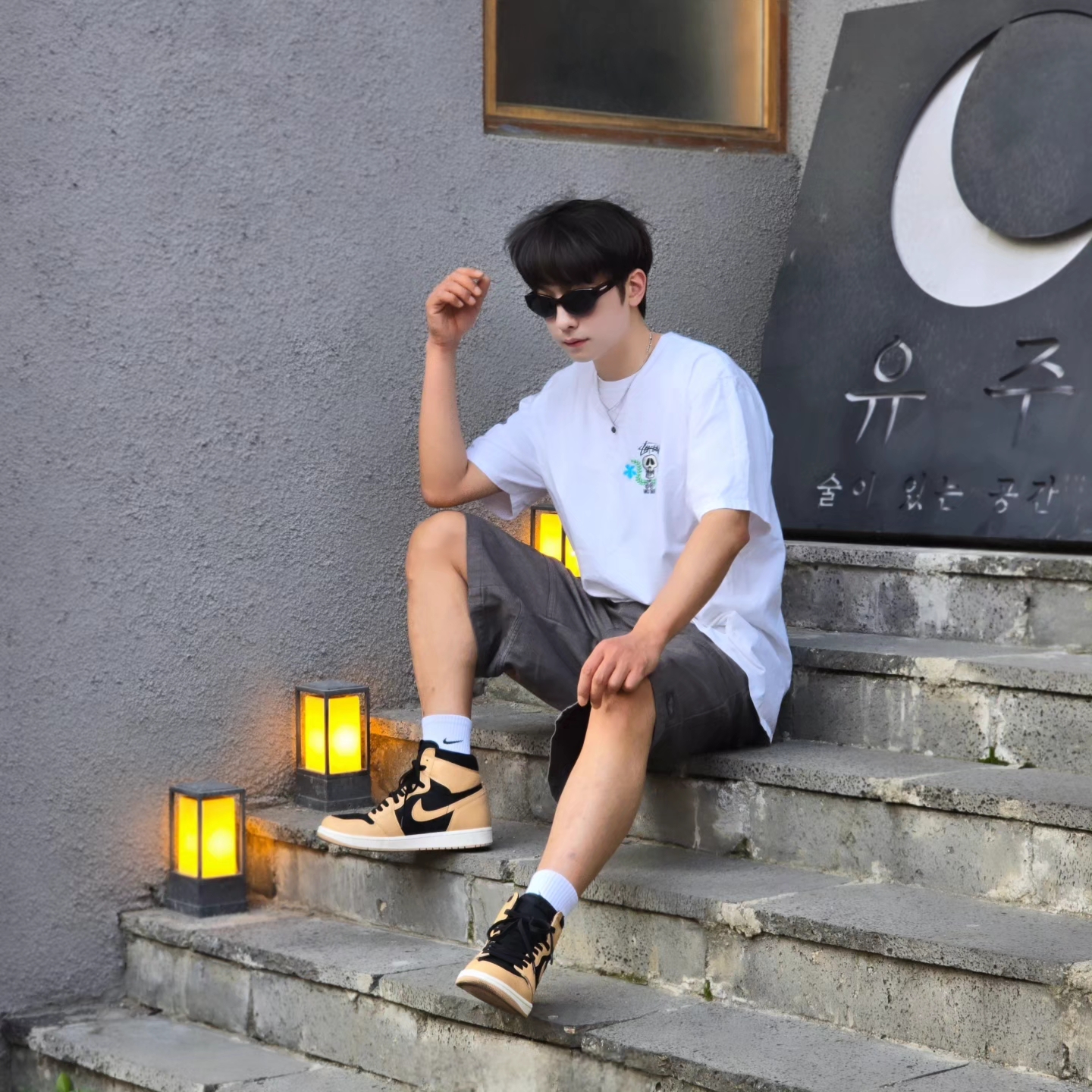 Stussy Skull Crest T-Shirt White, Jordan 1 Retro High OG Vachetta Tan 착용 스타일 - 2