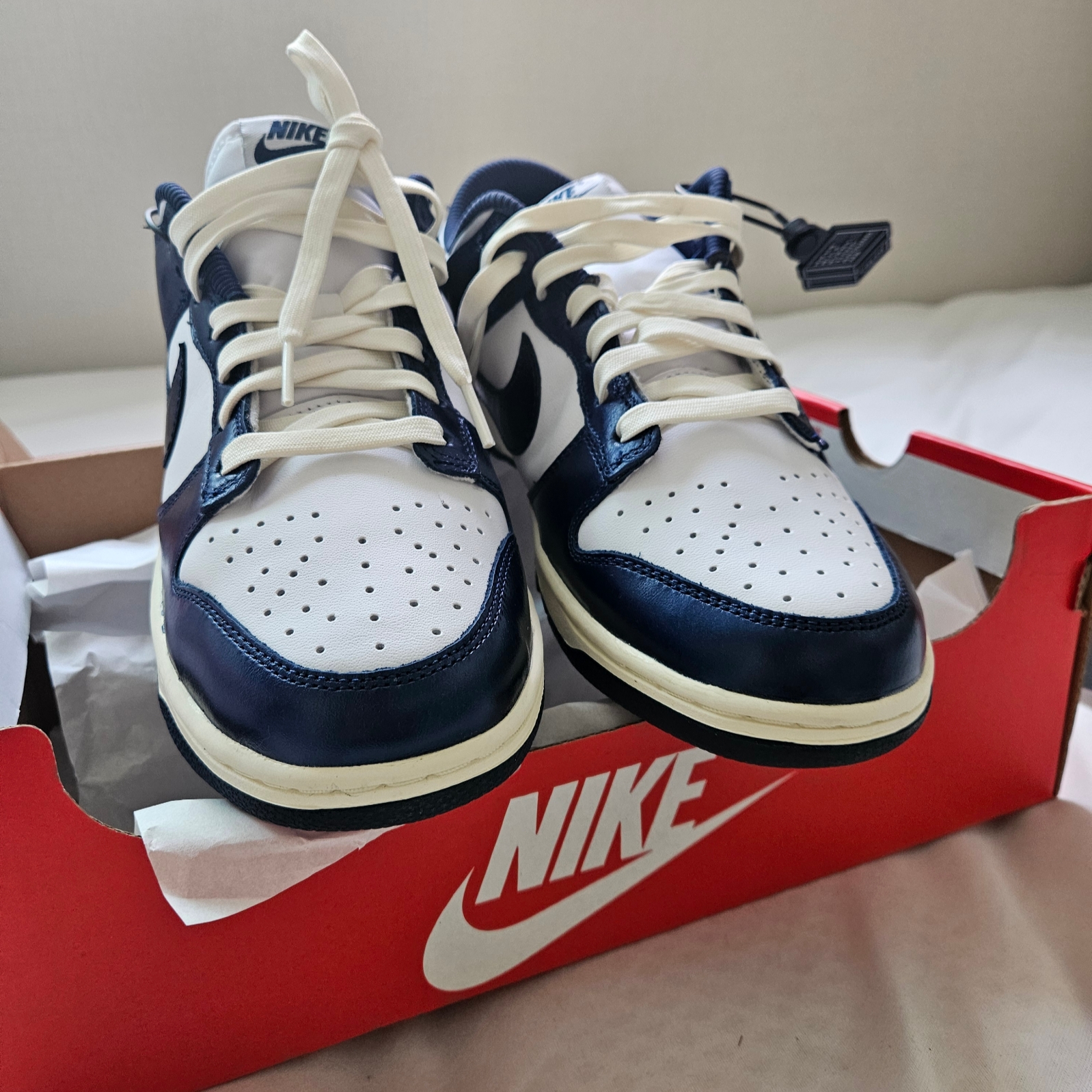 (W) Nike Dunk Low PRM Midnight Navy and White 착용 스타일 - 3