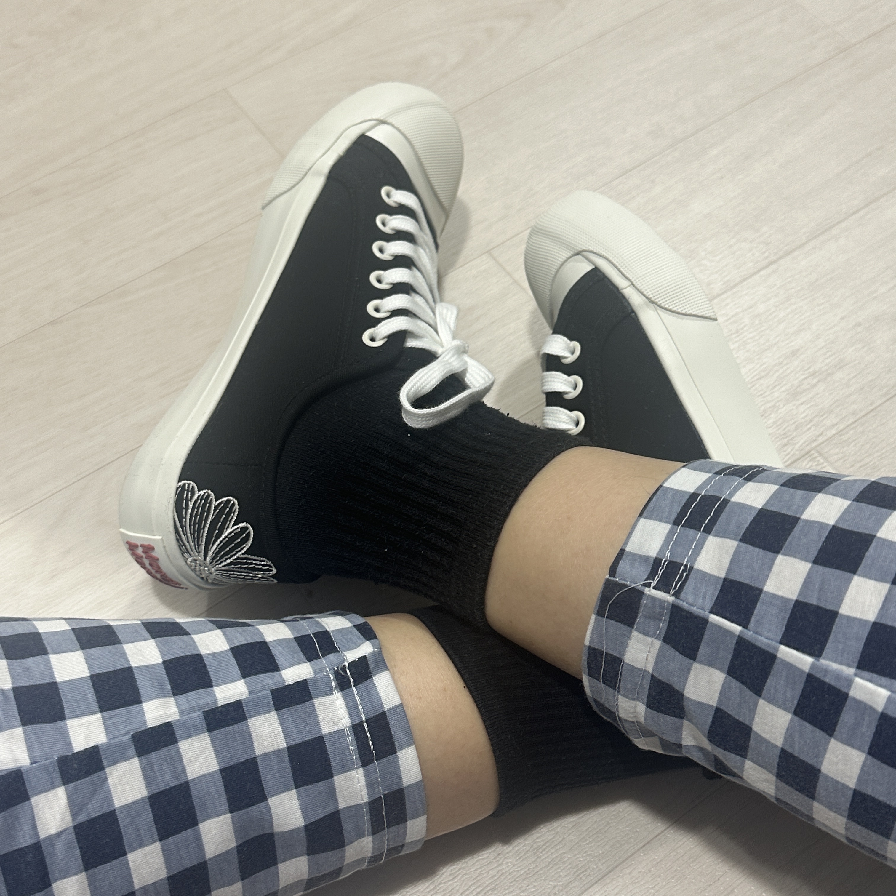 Mardi Mercredi Les Pompes Women Eclore Sneakers Black 착용 스타일