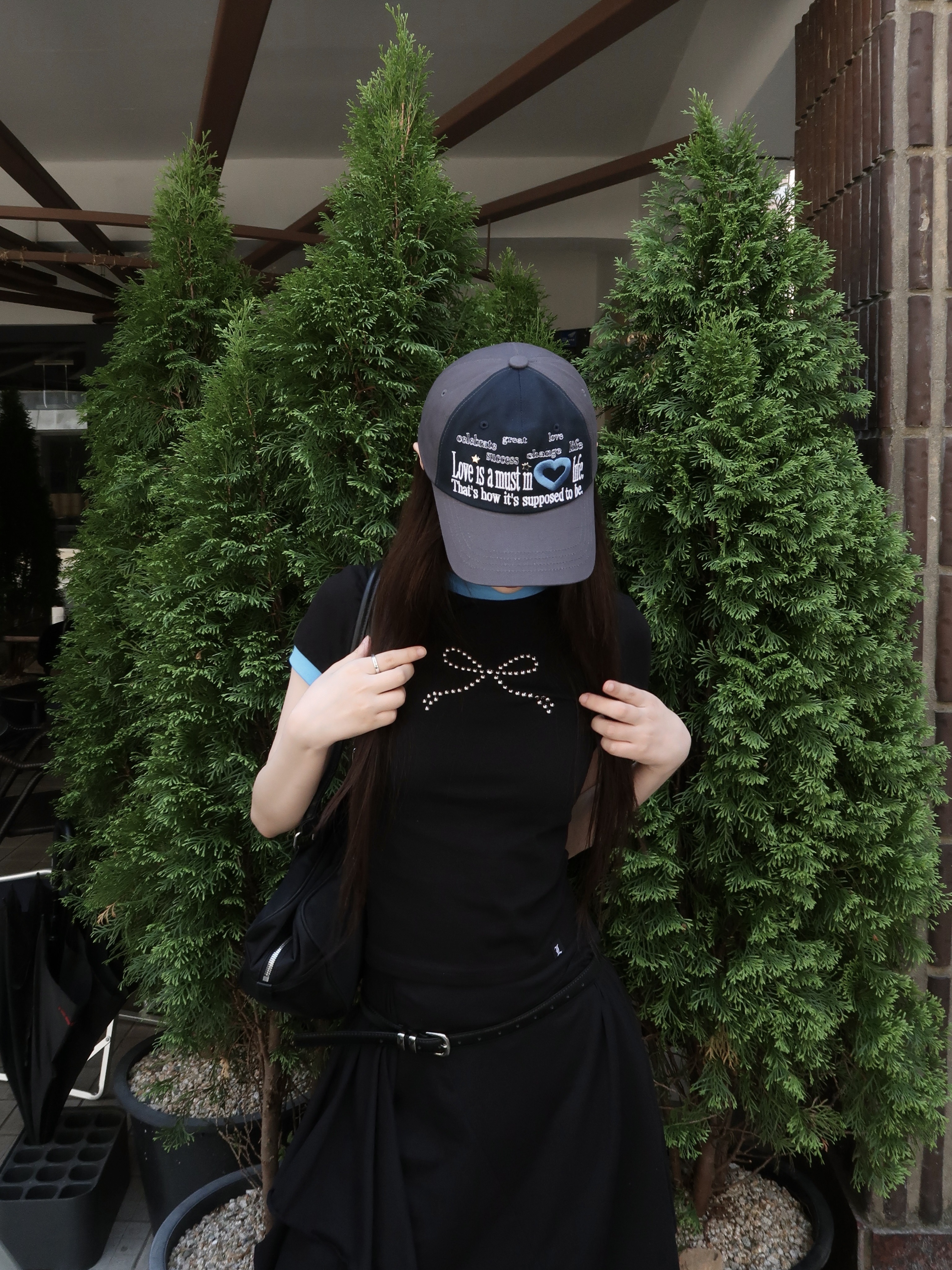Matin Kim Sporty Tote Bag Black 착용 스타일 - 7