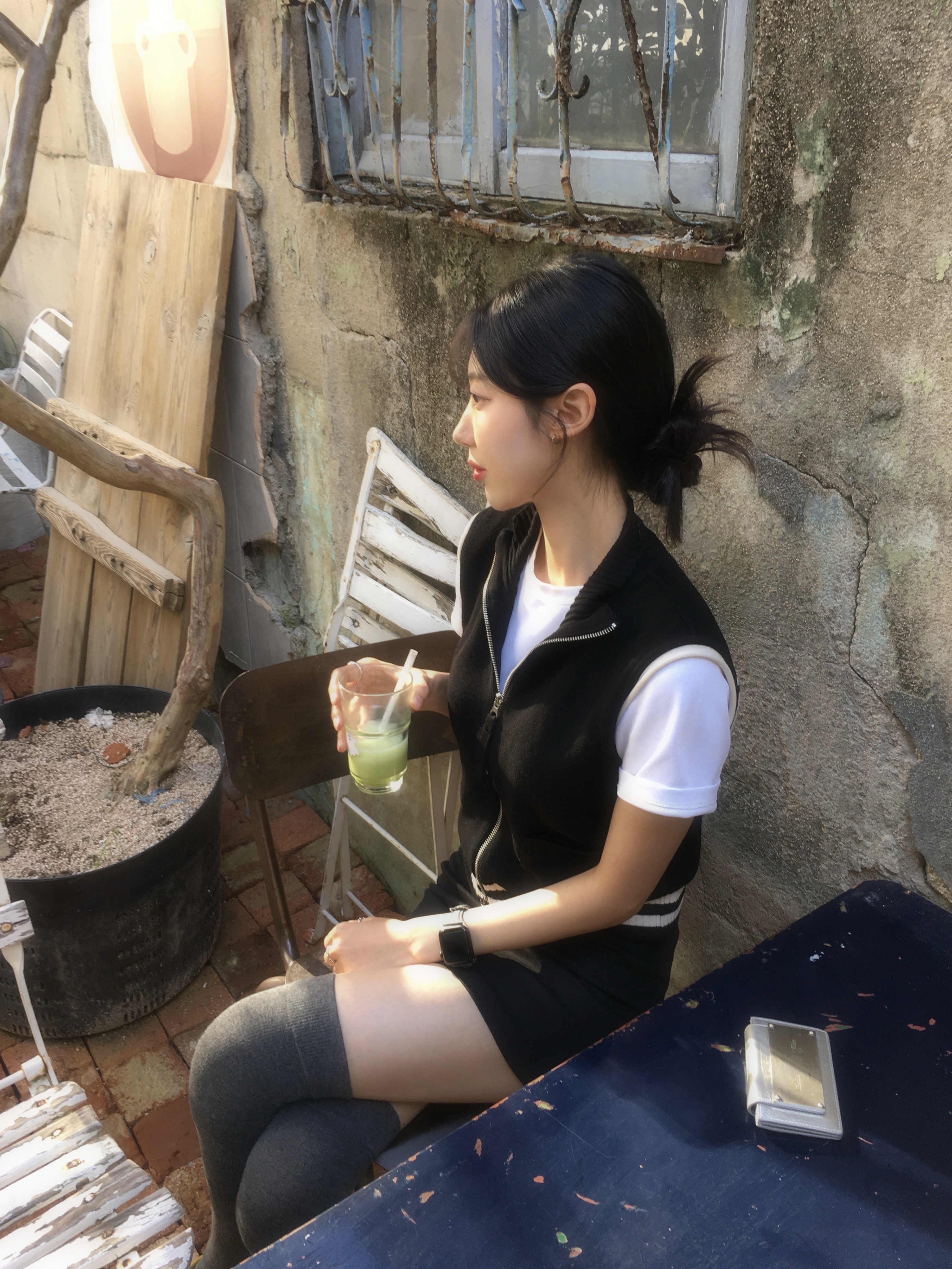 (W) Matin Kim Spell Point Stripe Knit Vest Black, Matin Kim Accordion Wallet Silver 착용 스타일 - 1