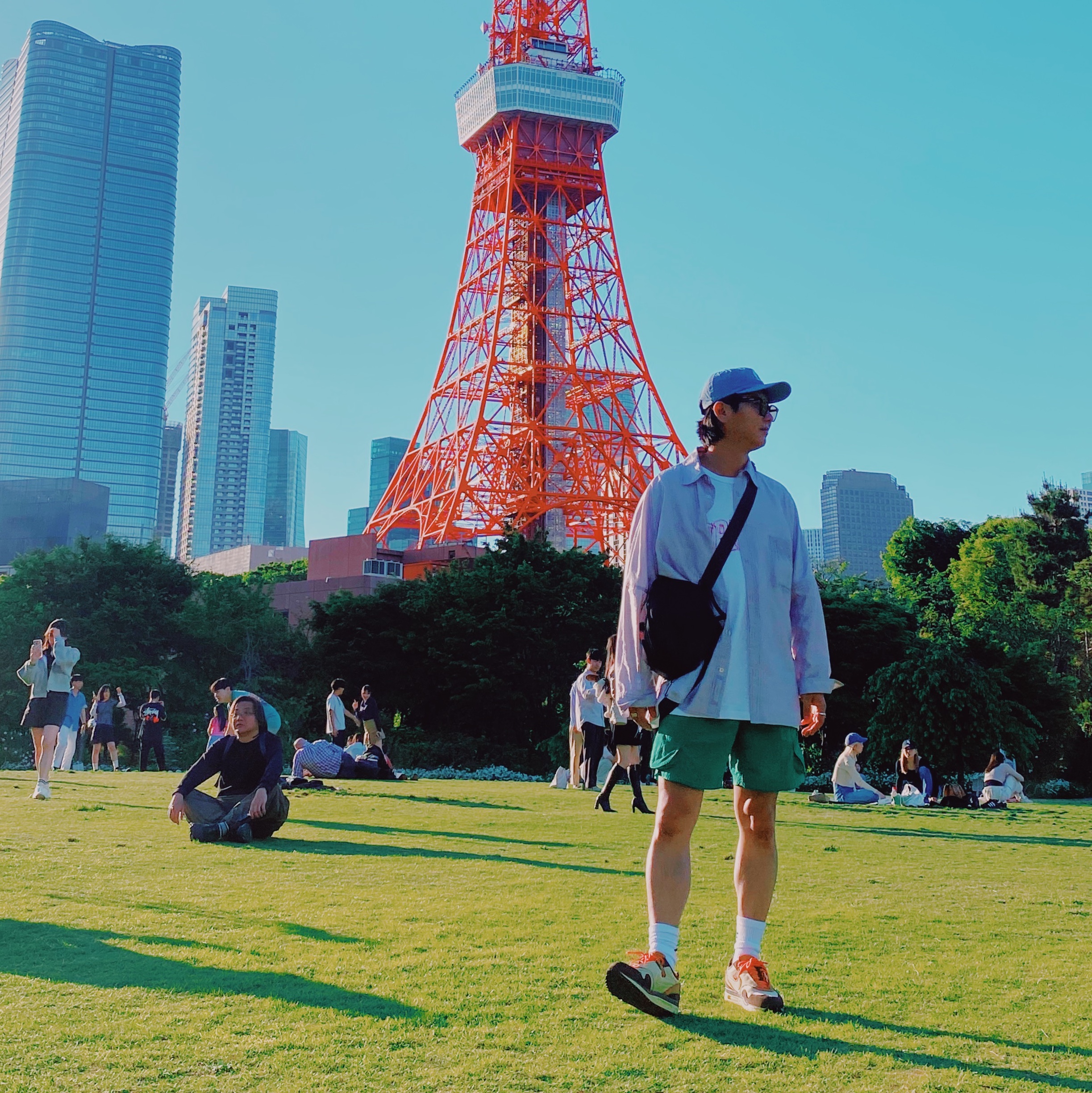 Arc'teryx Heliad 15 Backpack Black, Nike x Travis Scott Air Max 1 Cact.us Brown 착용 스타일