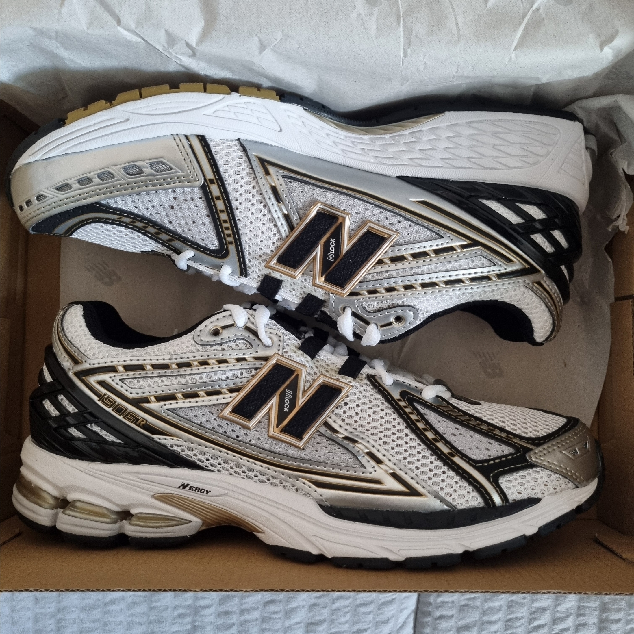 New Balance 1906R White Gold 착용 스타일